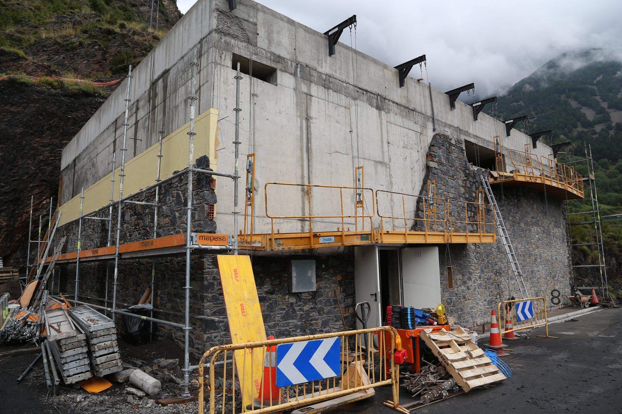 El dipòsit es construeix a tocar la CS-120.