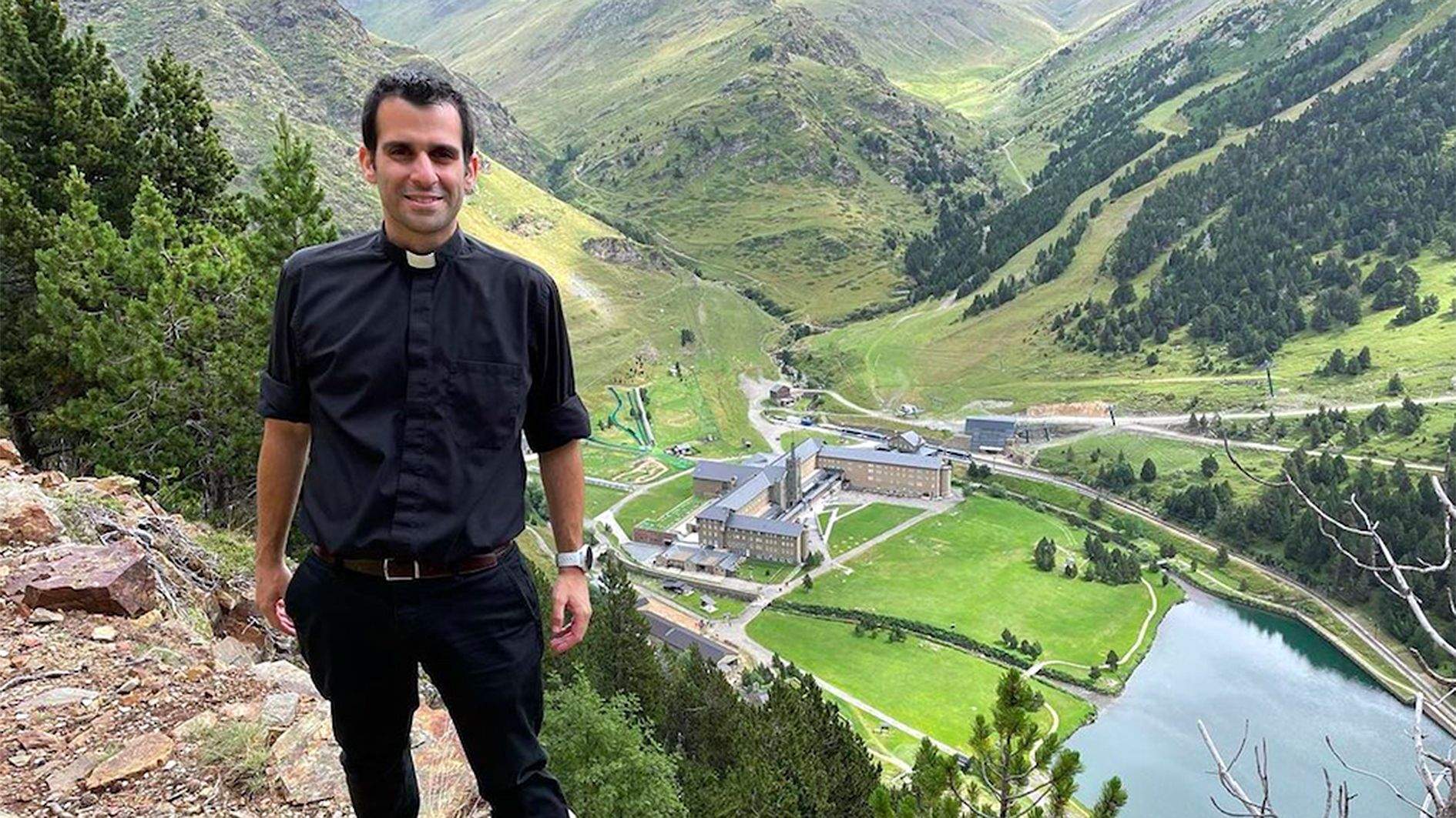 Emili Villegas amb el santuari de Núria al fons.