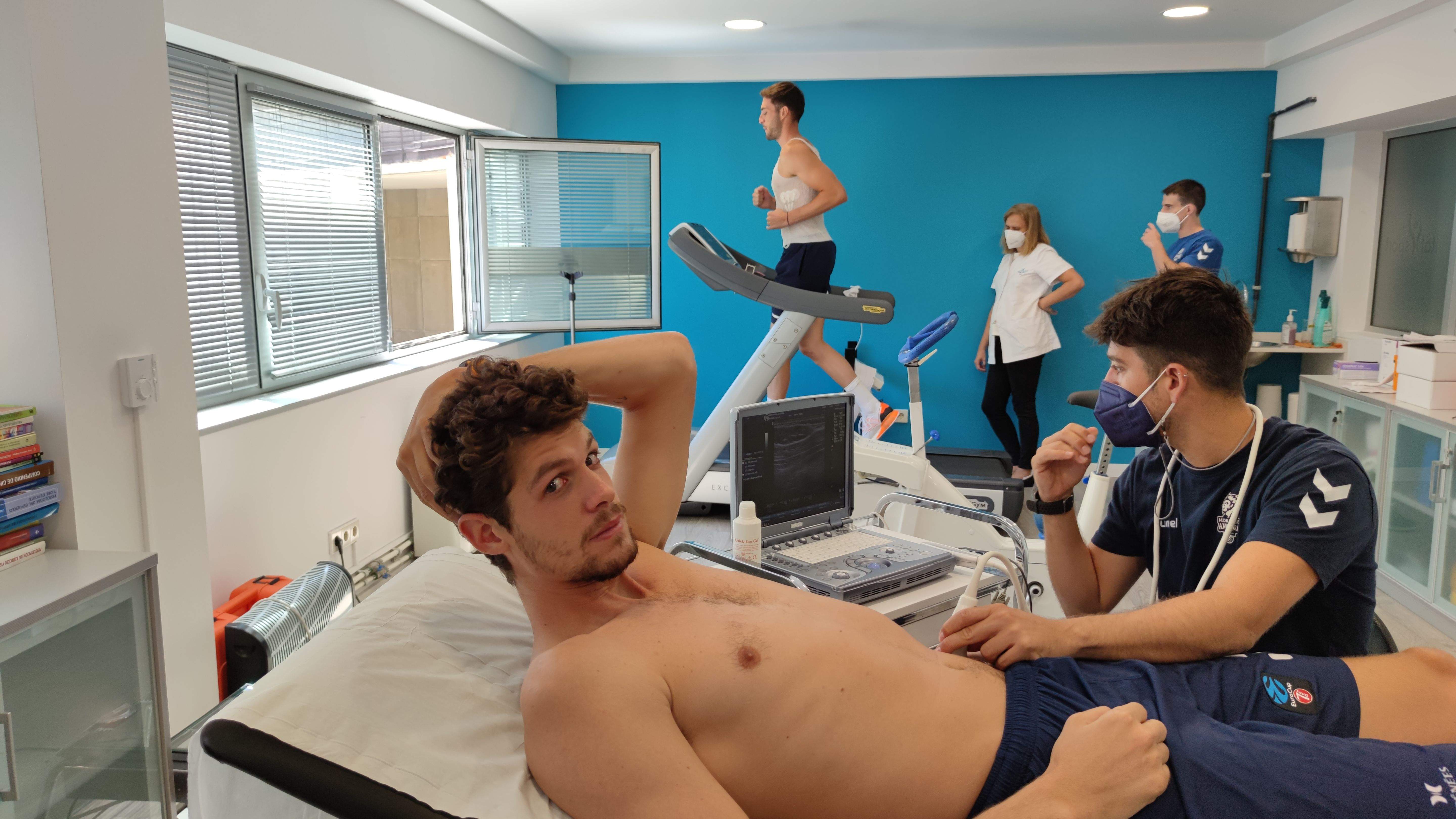 Oriol Paulí, en primer terme, i Sergi Garcia, al fons, sotmetent-se als preceptius controls.