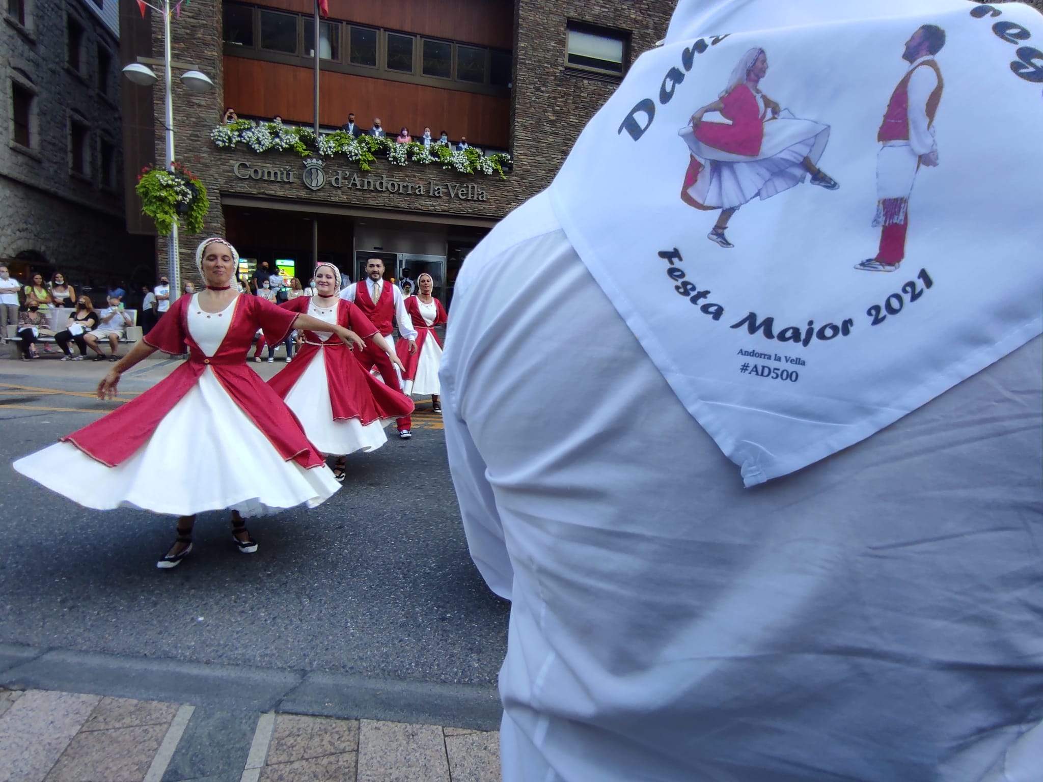 Els dansaires protagonitzant el ball del pregó atentament observats des del balcó comunal.