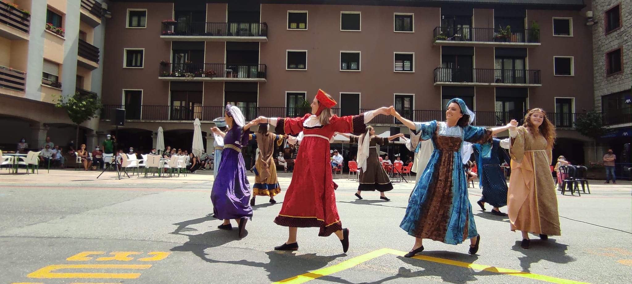 Les dansaires de l'esbart, en plena actuació a la plaça Guillemó.