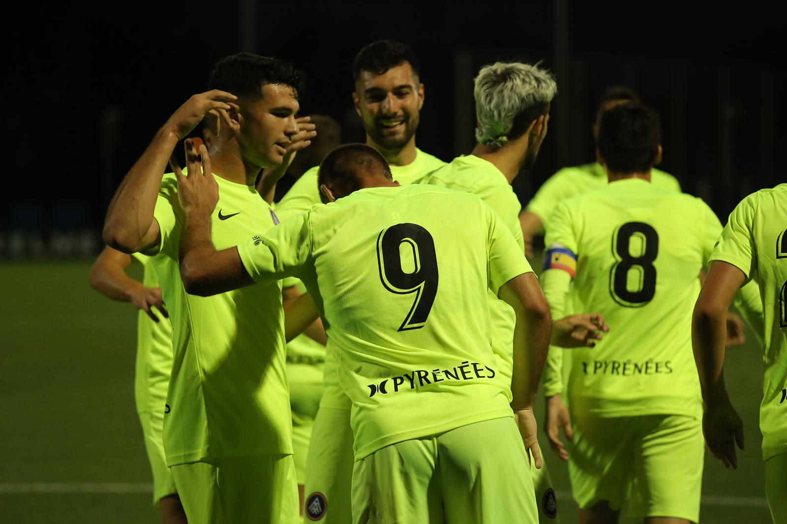 Els jugadors de l'FC Andorra celebren un dels gols. La portaveu del Sindicat, Rebeca Bonache.