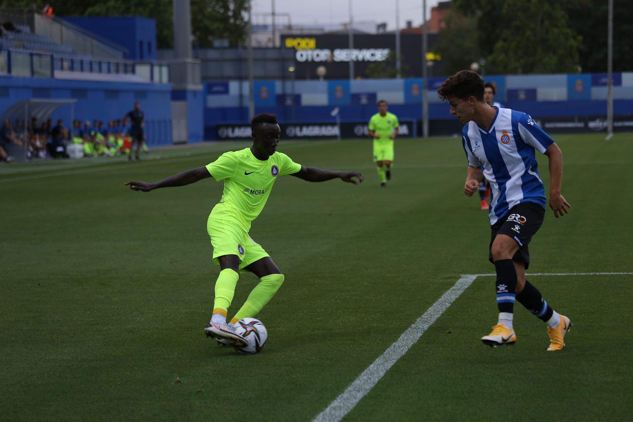 Zourdine mira de regatejar un rival.