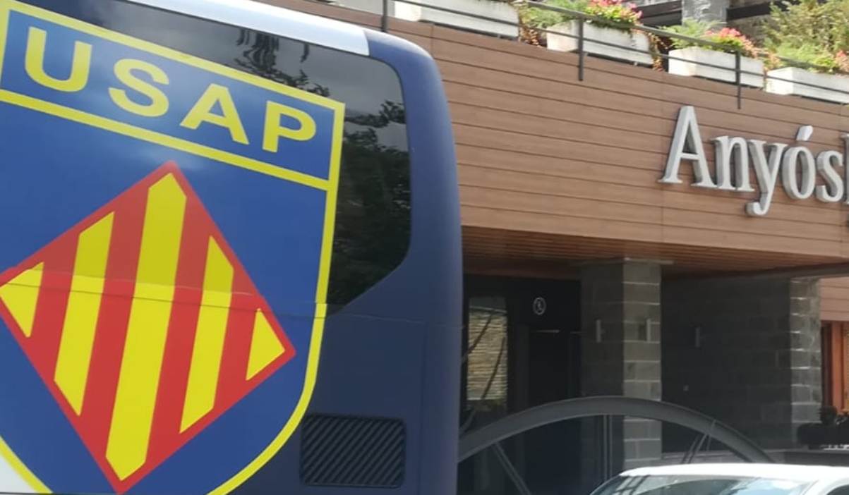 L'autocar de l'USAP aparcat aquest diumenge a Anyós.