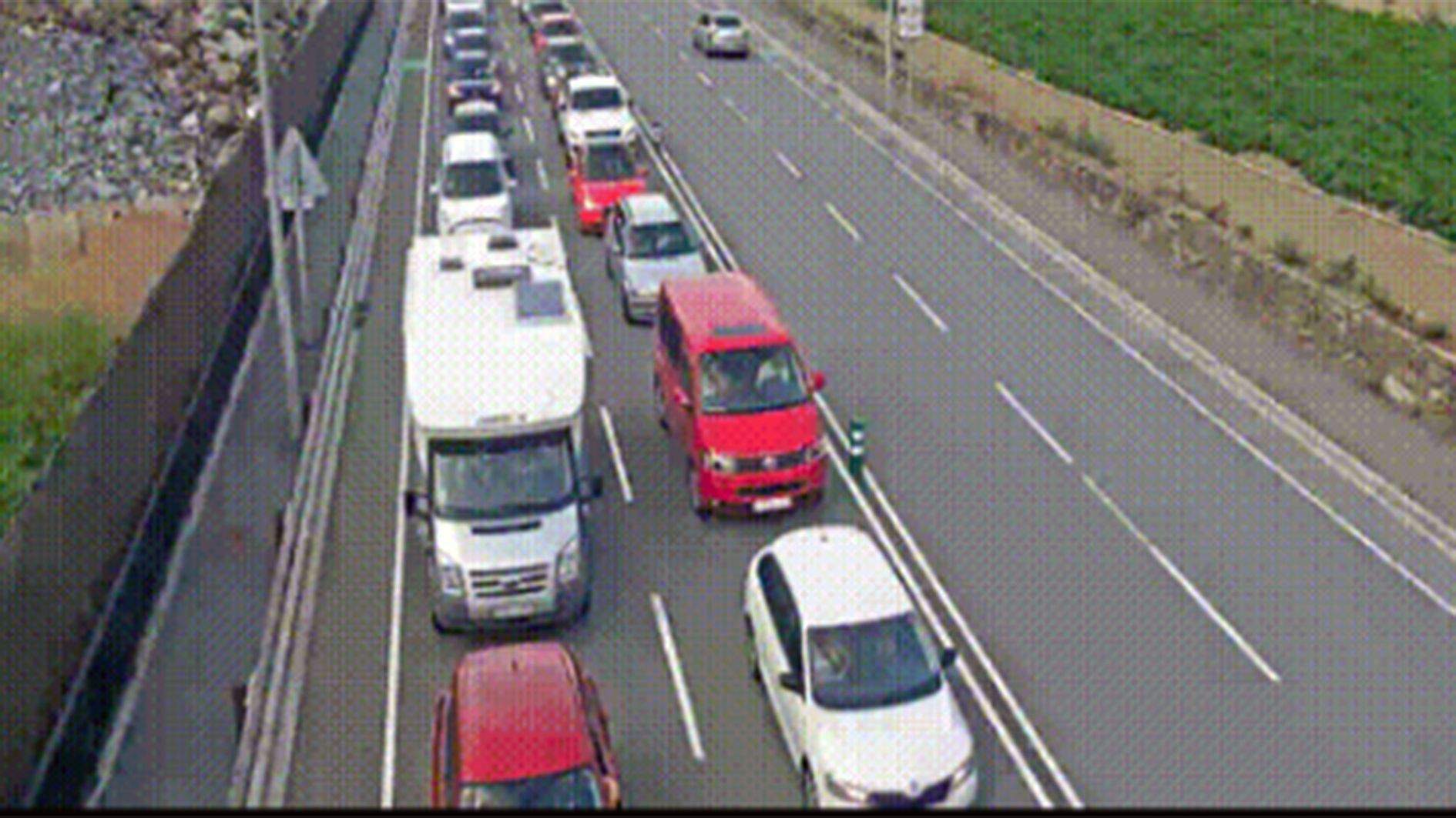 Vehicles a la CG-1 en direcció a la frontera del riu Runer.