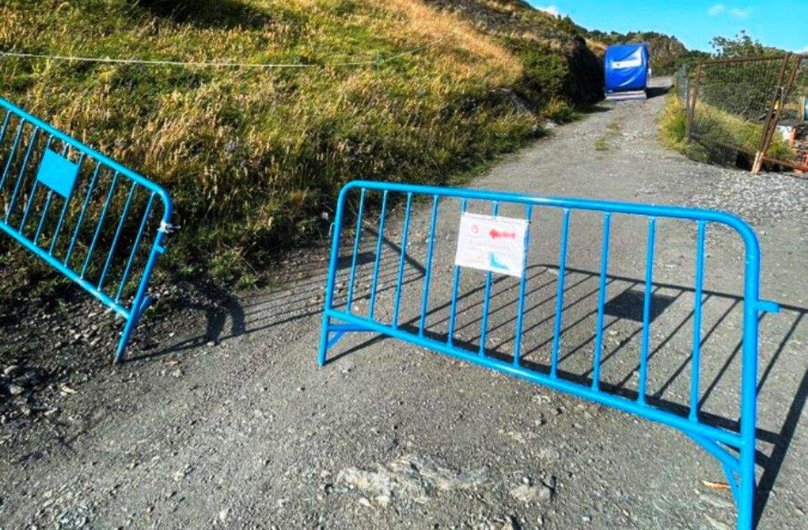 Tanques que barren el pas a un dels camins.