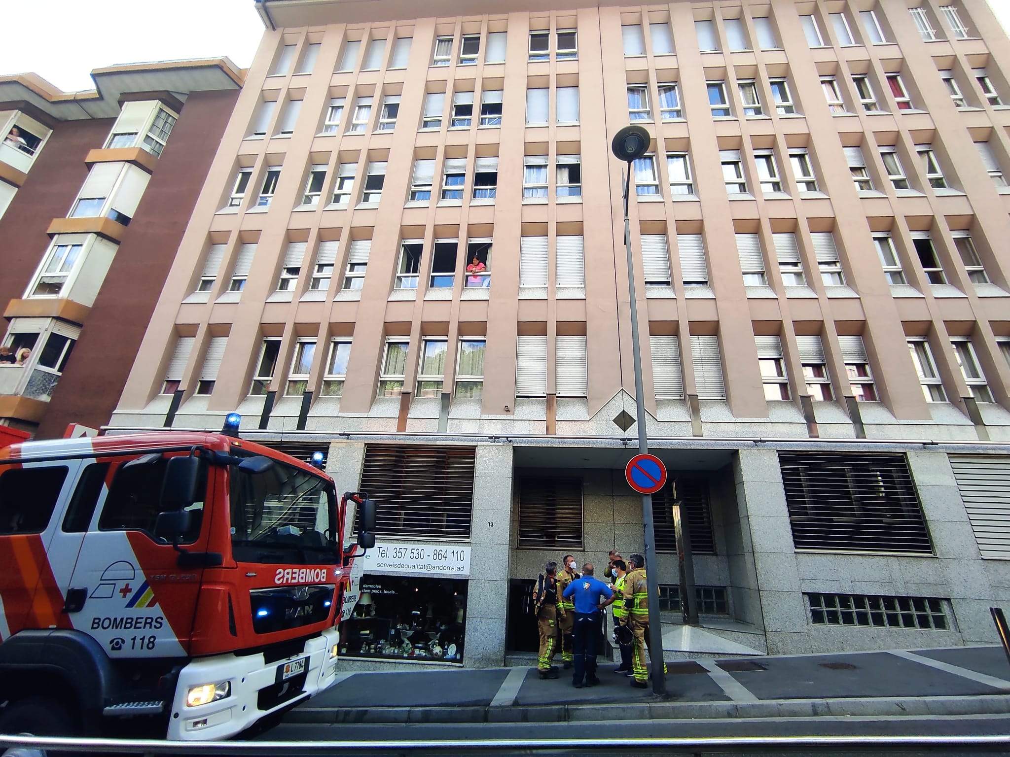 Els bombers en l'edifici on van haver d'intervenir, divendres passat.