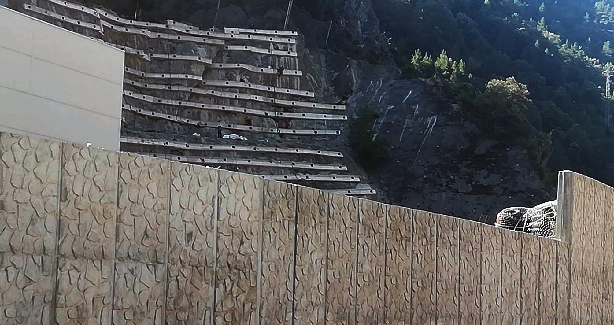 Els murs de contenció a la Portalada.