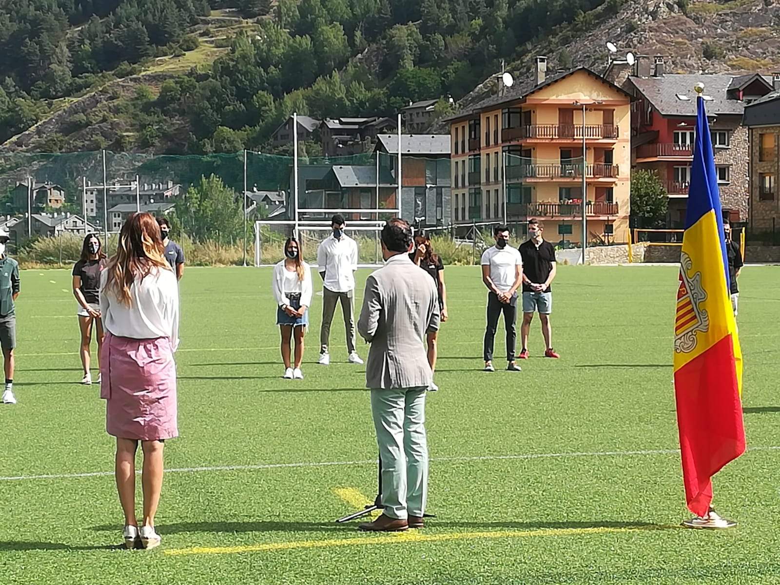 Un moment de l'acte damunt la gespa del CTEO.