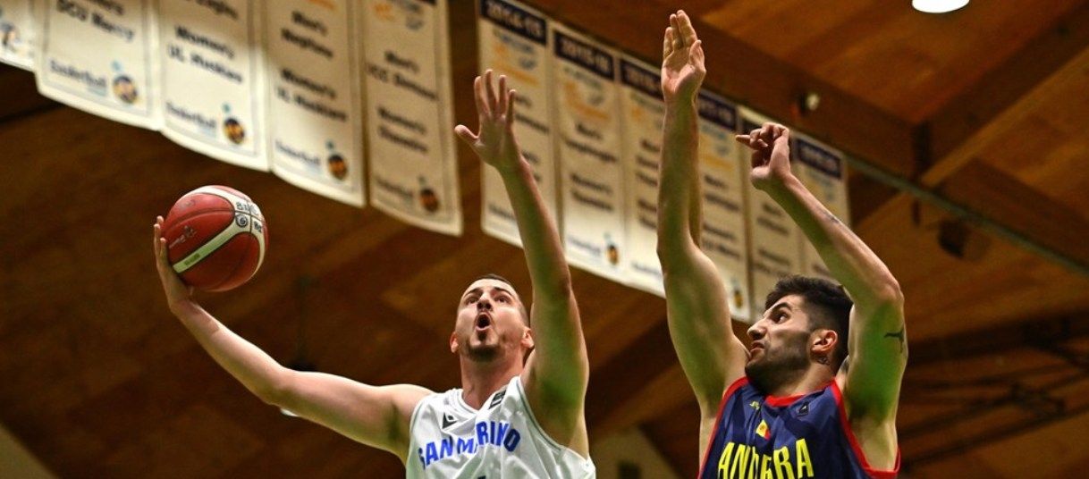 Guzmán intenta taponar l'entrada a cistella de Micevic durant el partit d'aquest dimecres.