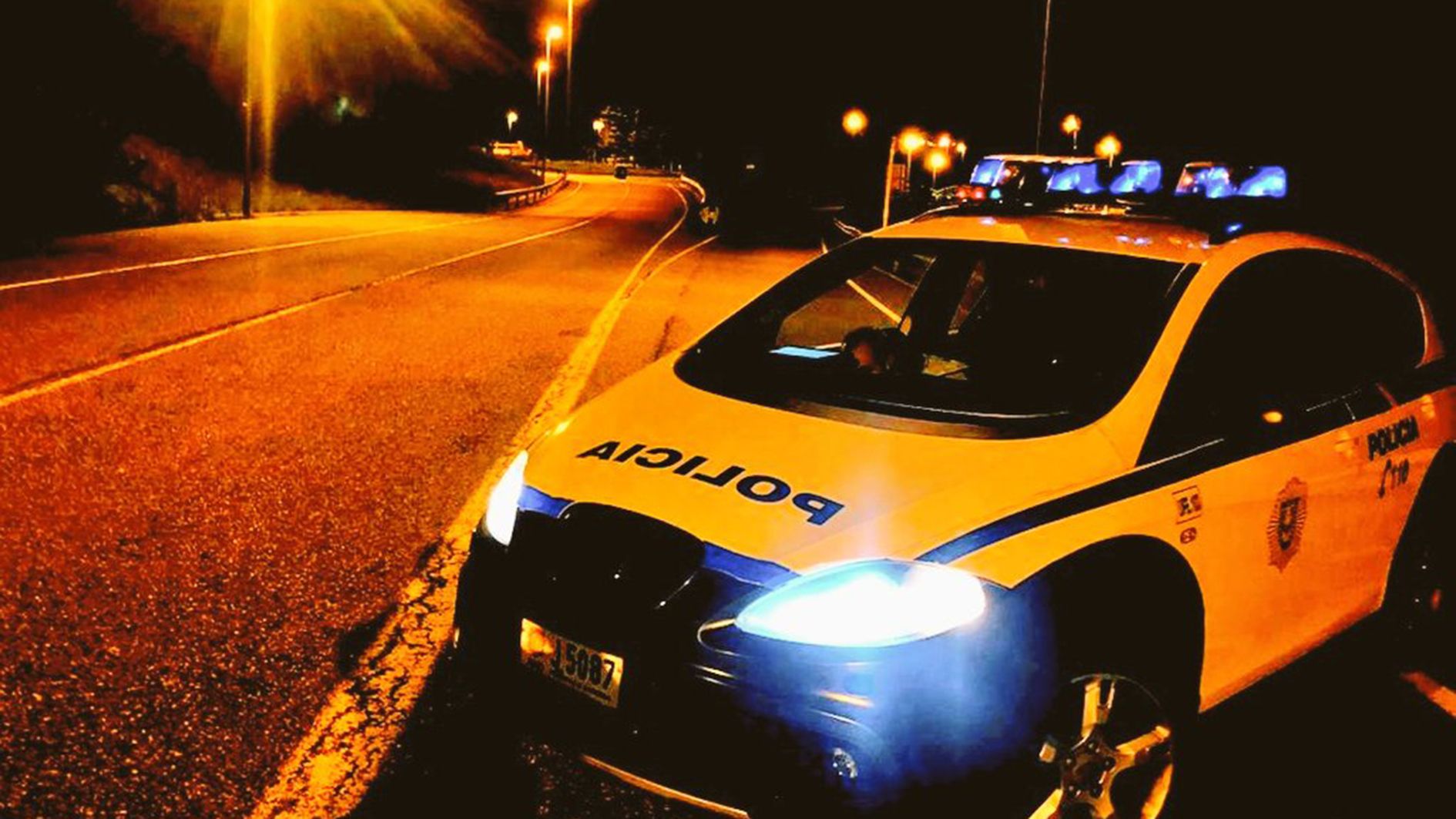 Un cotxe policial en un servei nocturn.