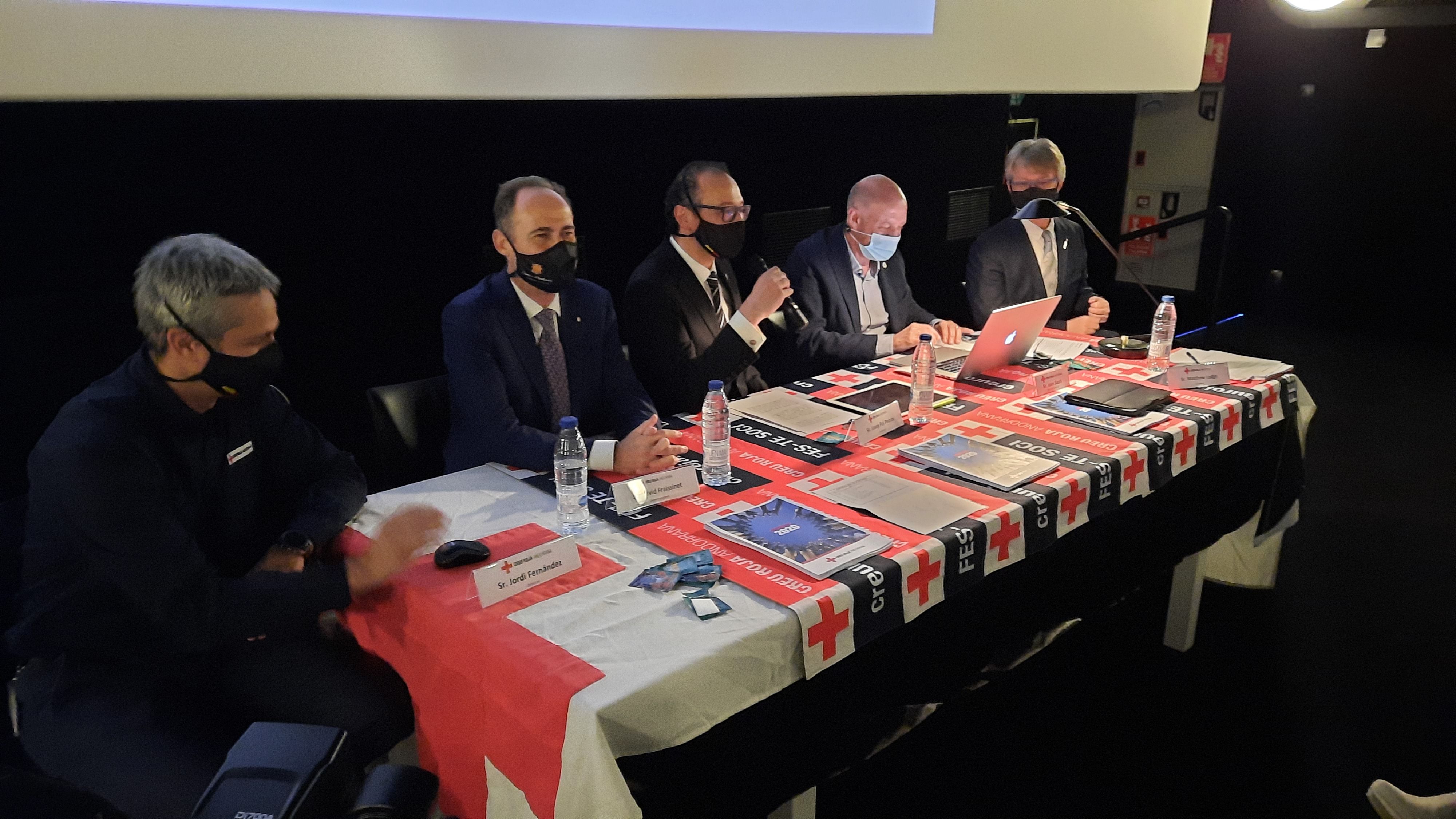 Membres de la junta directiva de la Creu Roja amb el director Jordi Fernàndez (esquerra).