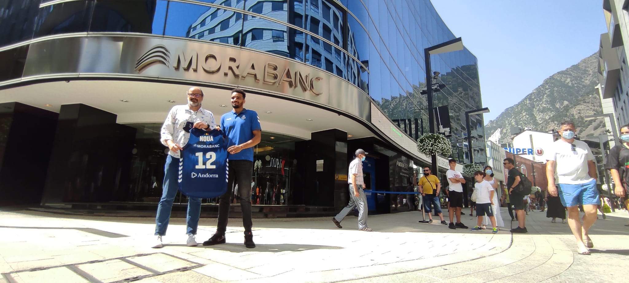 Presentació d'Amine Noua entre vianants circulant per l'avinguda Meritxell.