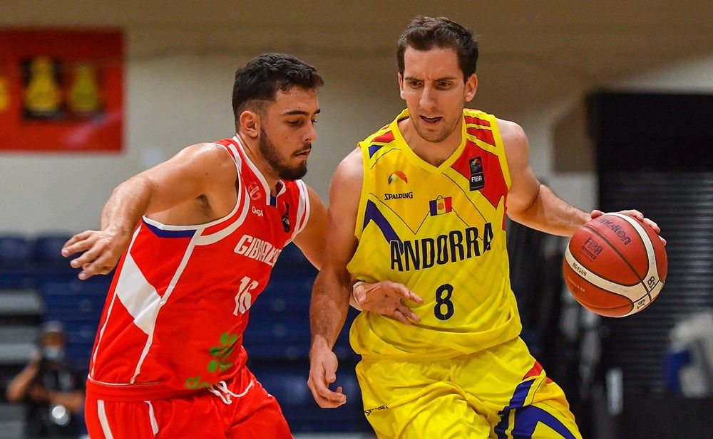 Guille Colom intenta superar el marcatge d'Alejandro García durant el partit d'aquest dijous.