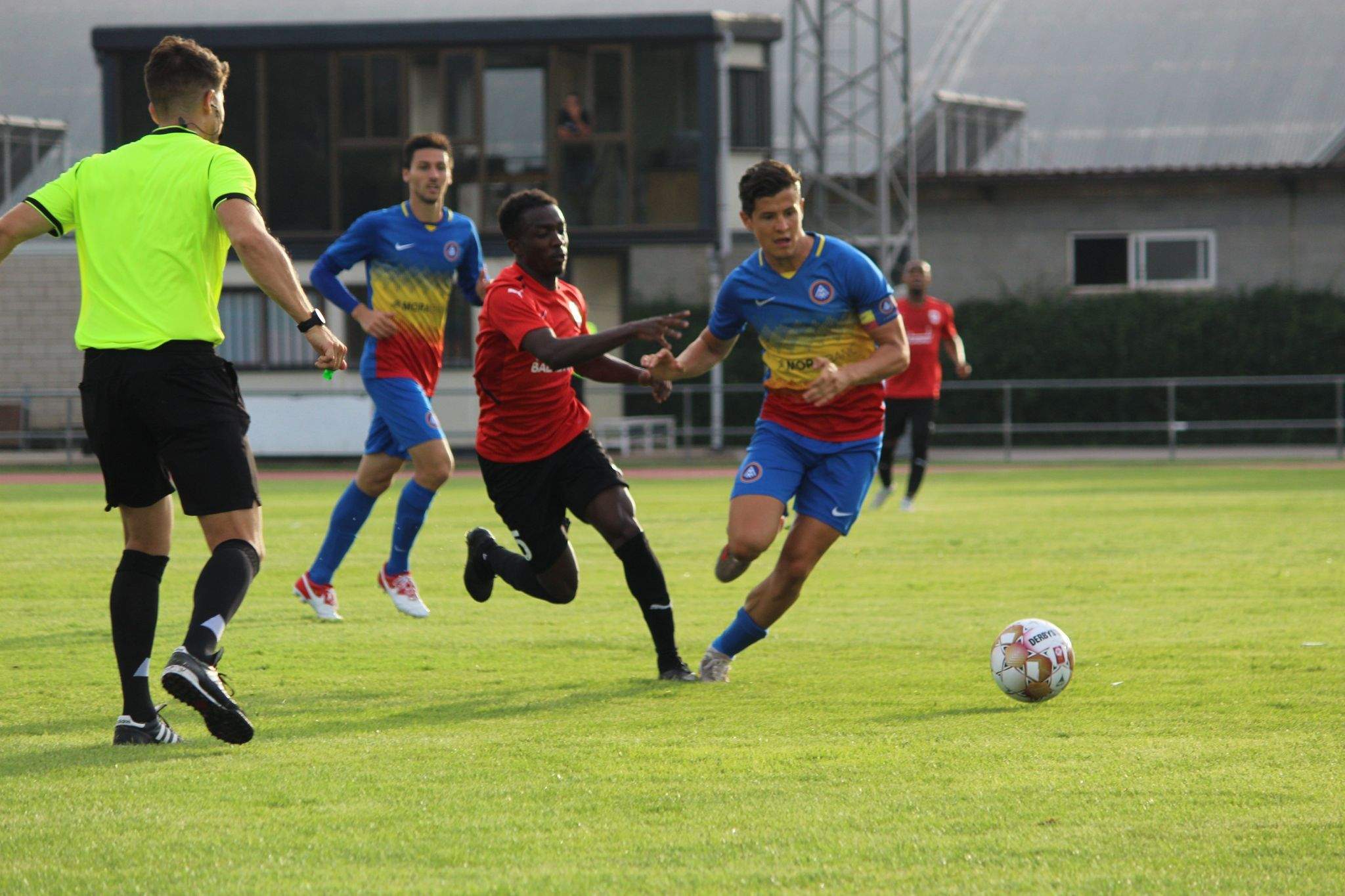 Bover busca una pilota davant la pressió d'un rival qatarià.