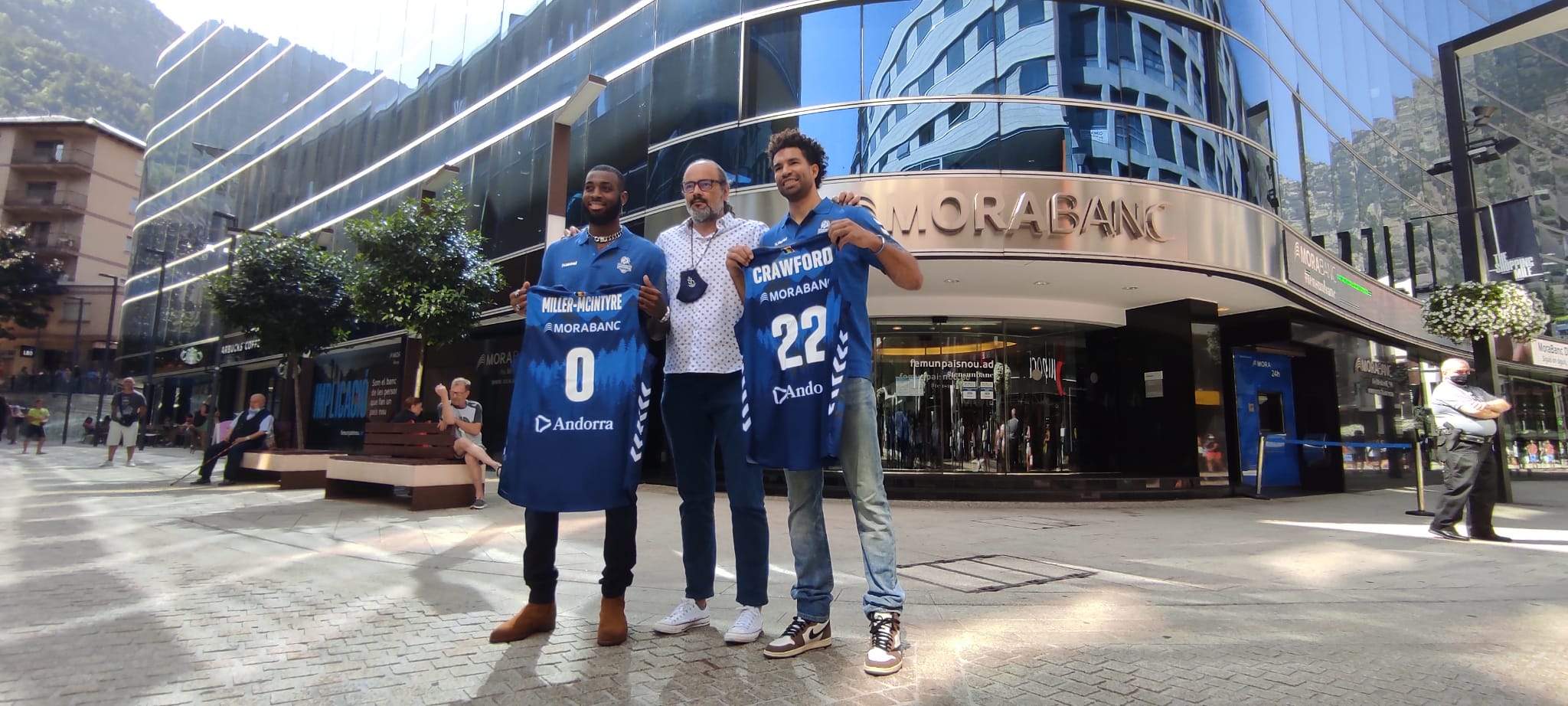 Miller-McIntyre lluirà el 0 i Crawford el 22. Els dos posen davant la seu de MoraBanc amb Francesc Solana.