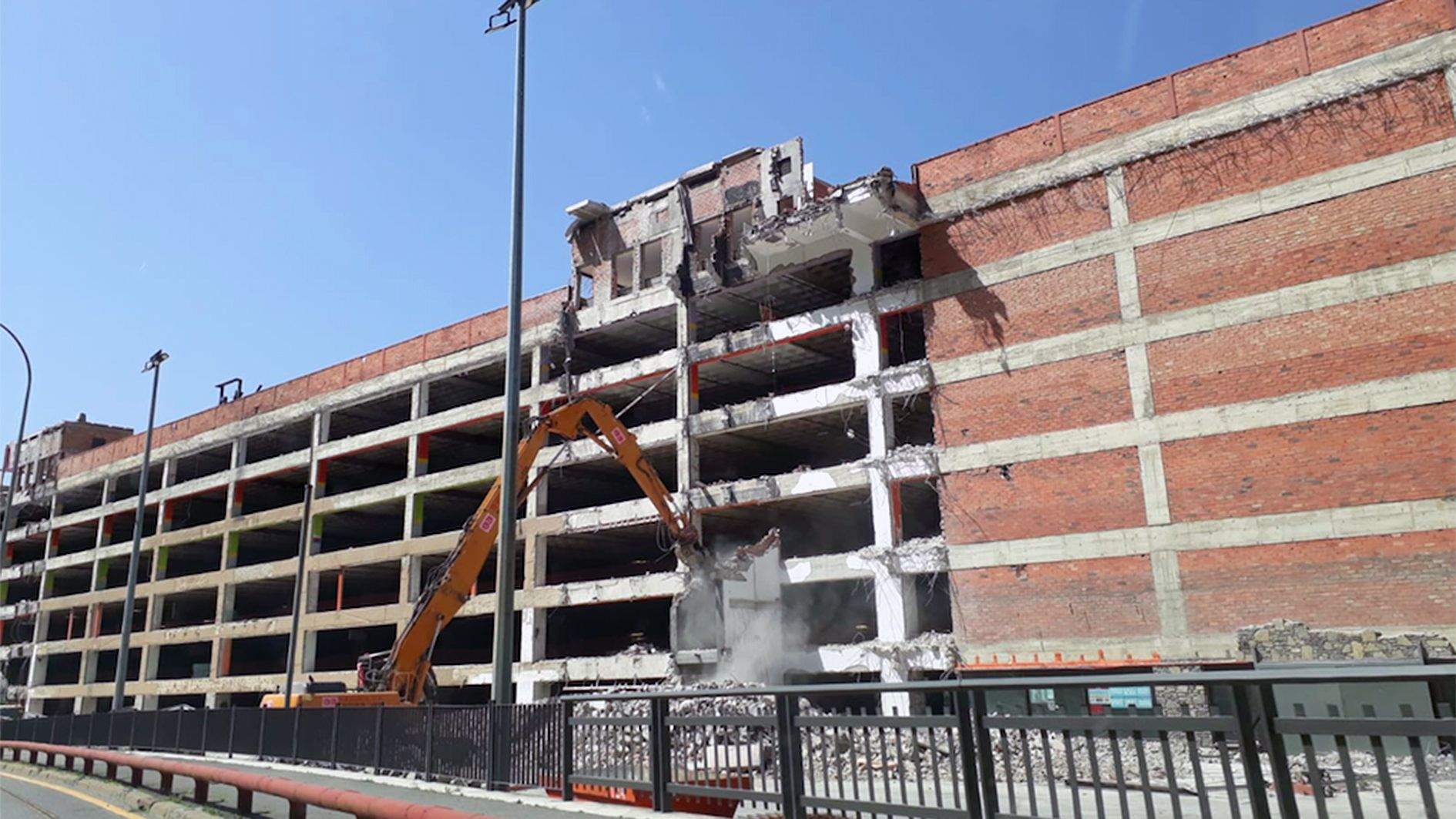 Treballs d'enderroc aquest matí a l'edifici que havia ocupat Punt de Trobada.