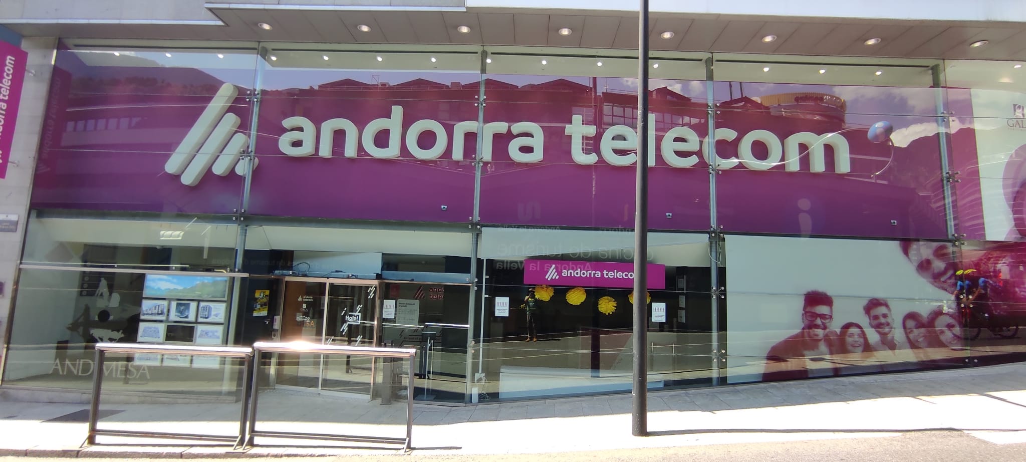 Façana de l'oficina comercial provisional d'Andorra Telecom a l'inici del carrer Prat de la Creu.