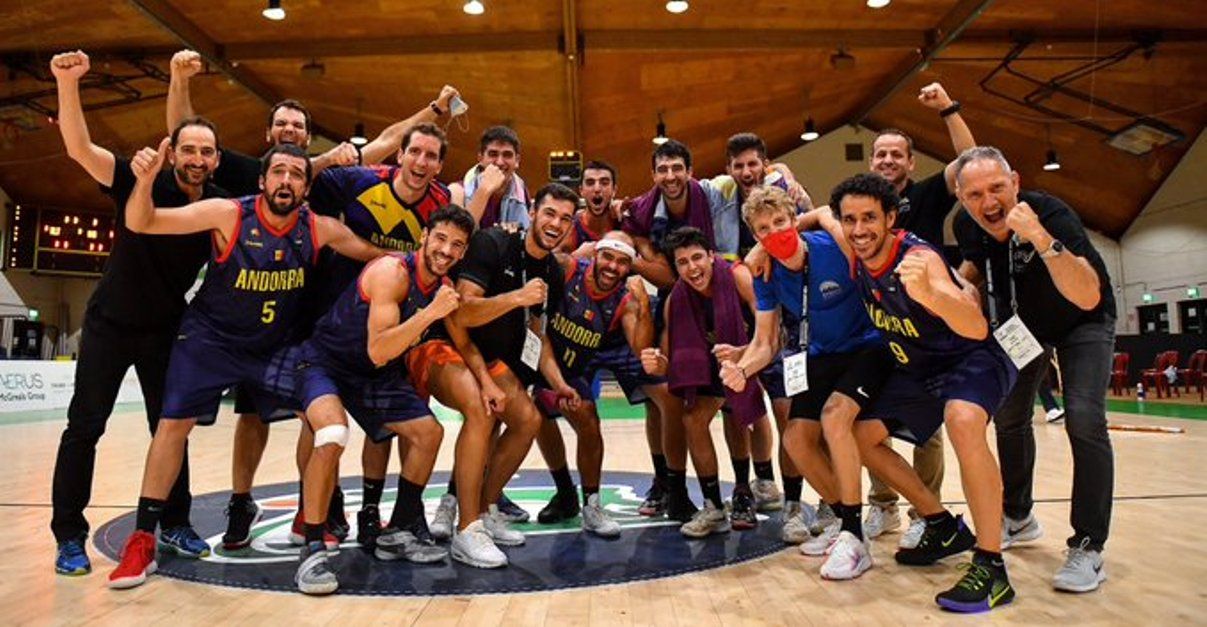 Els jugadors de la selecció celebren la victòria.