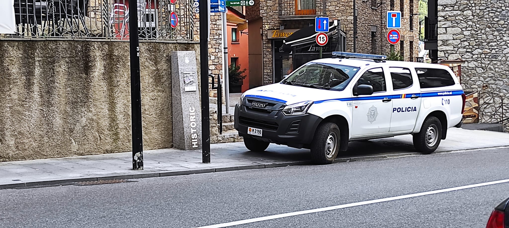 Vehicle d'una de les patrulles que ha participat en les indagacions, estacionat a tocar el carrer del Pui.