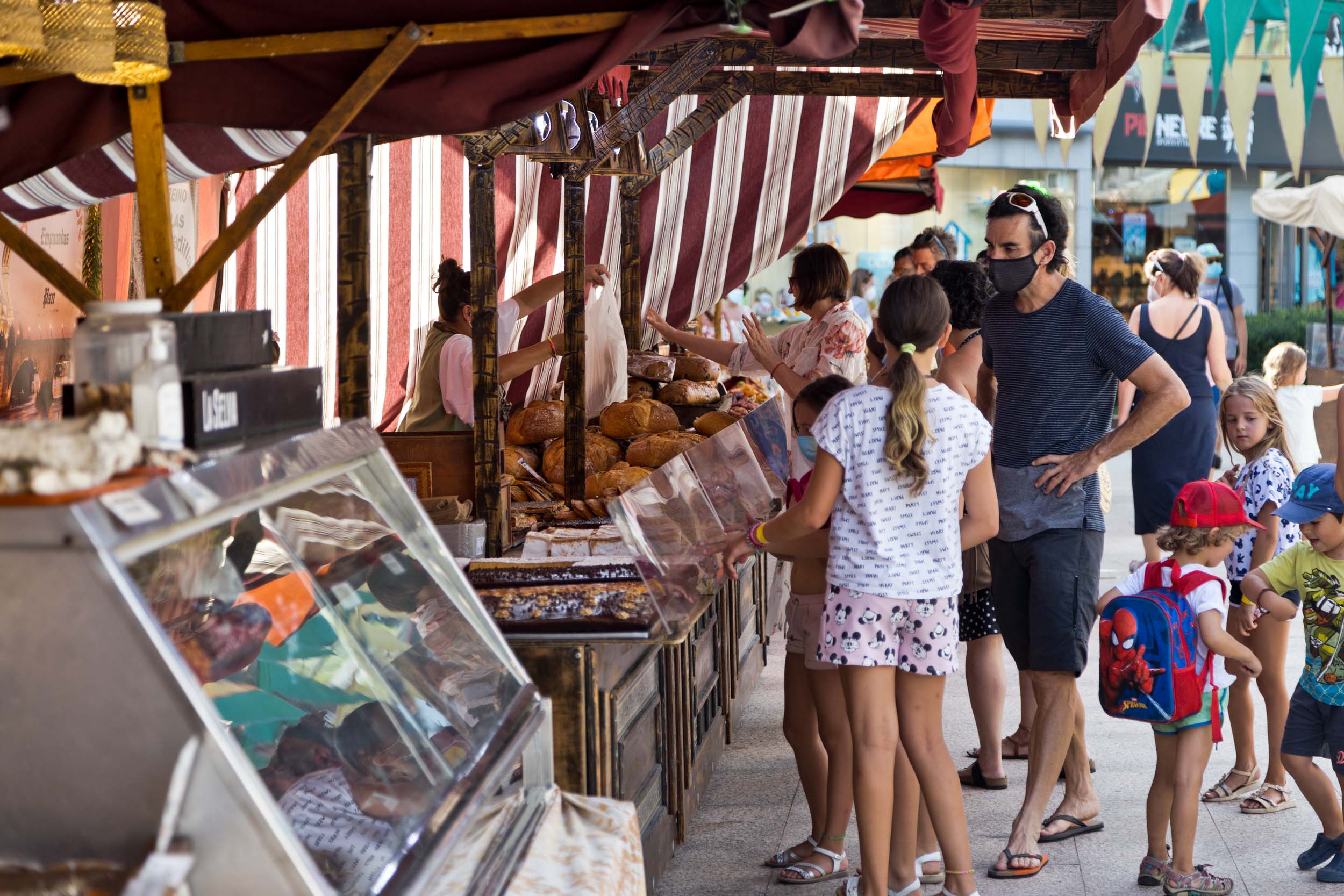 Visitants al mercat d'artesania de la Massana.