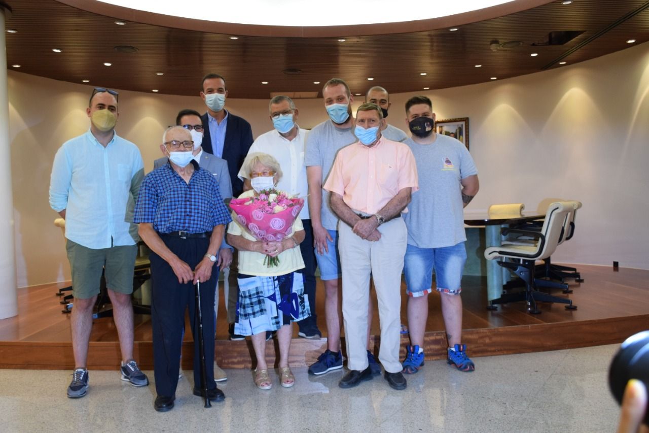 Els padrins amb membres del comú i de la comissió de festes d'Encamp.