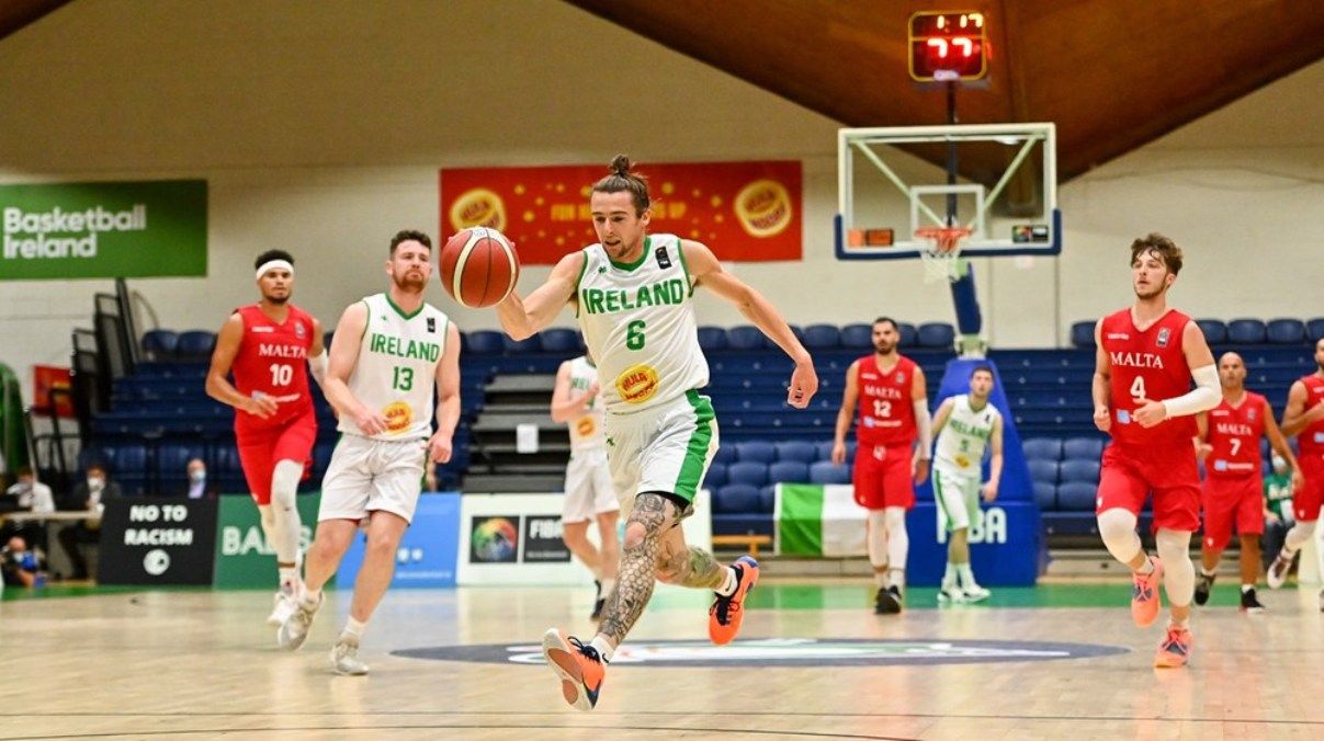 Lorcan Murphy (Irlanda) inicia un contraatac en el partit d'aquest diumenge contra Malta.