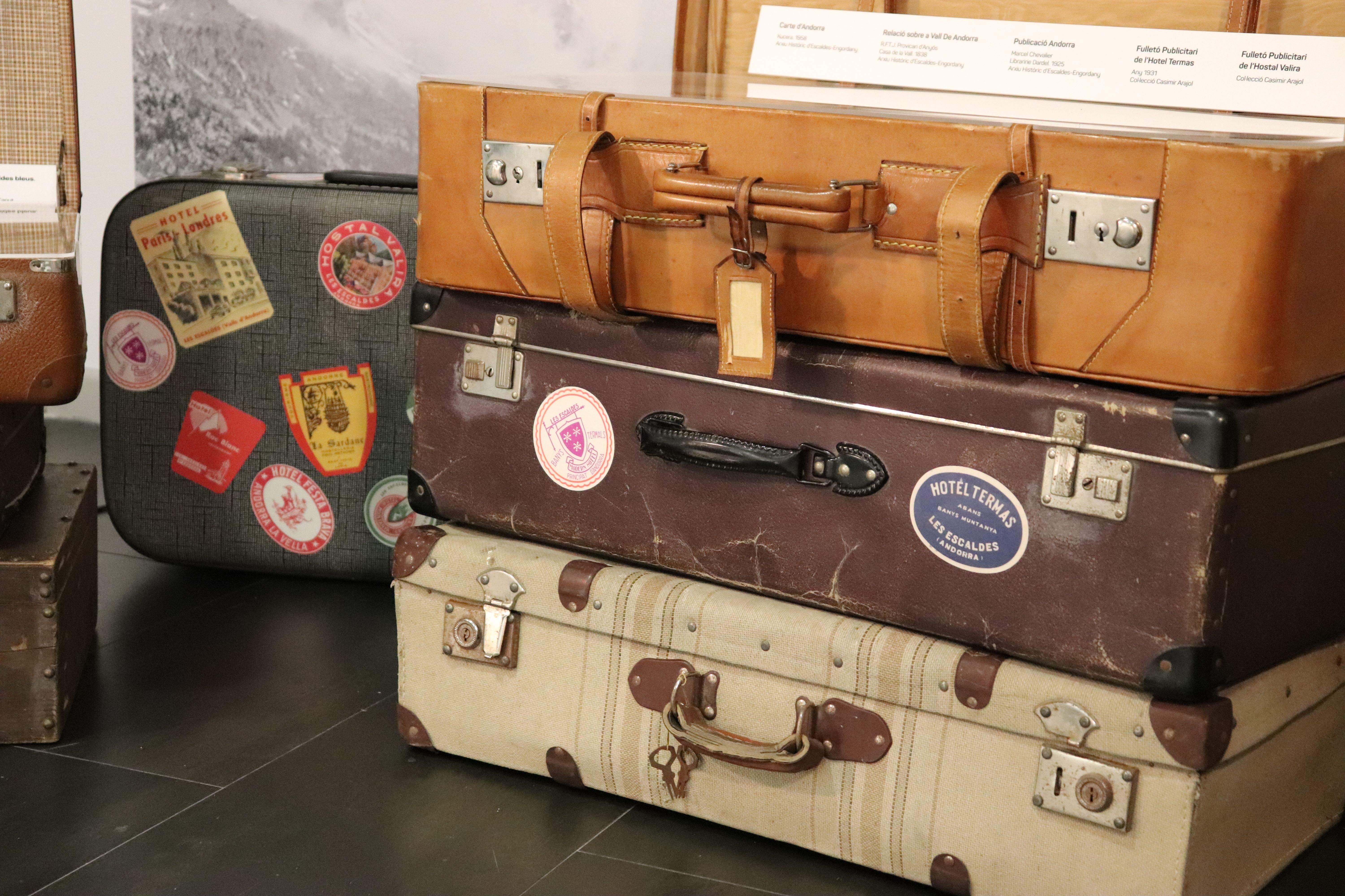 Les etiquetes que es repartien als hotels per posar-les a les maletes