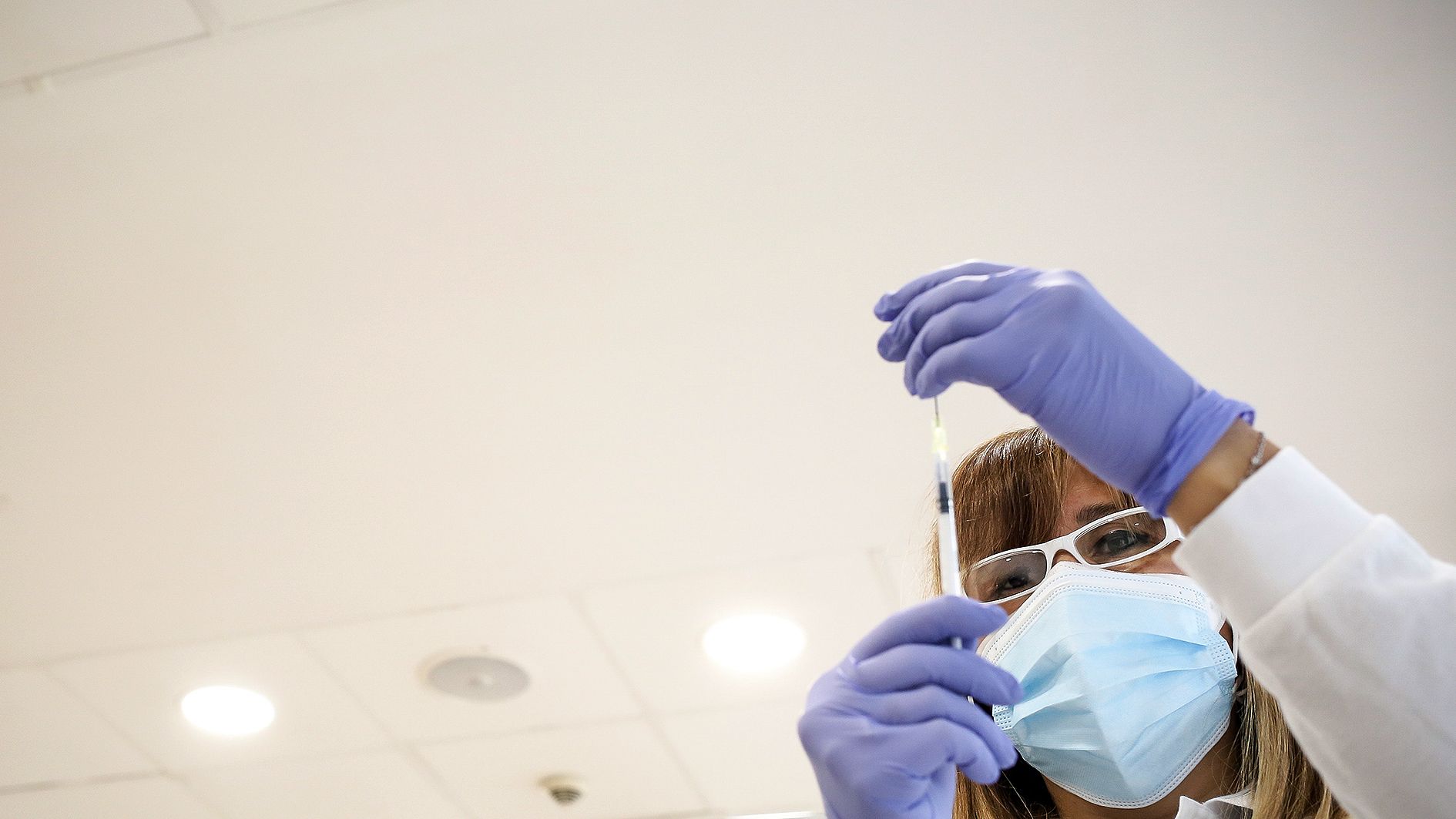 Una sanitària preparant una dosi.