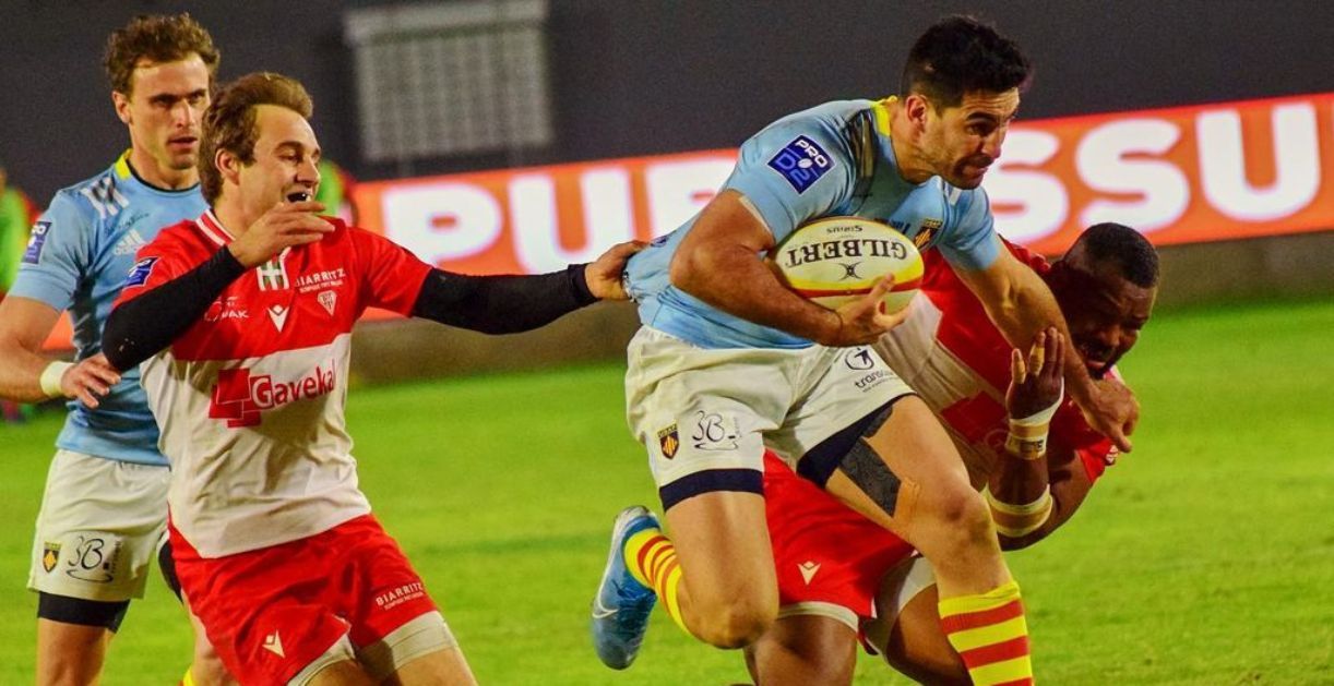 L'argentí de l'USAP De la Fuente intenta avançar malgrat l'oposició de dos jugadors del Biarritz en un partit de la temporada passada.