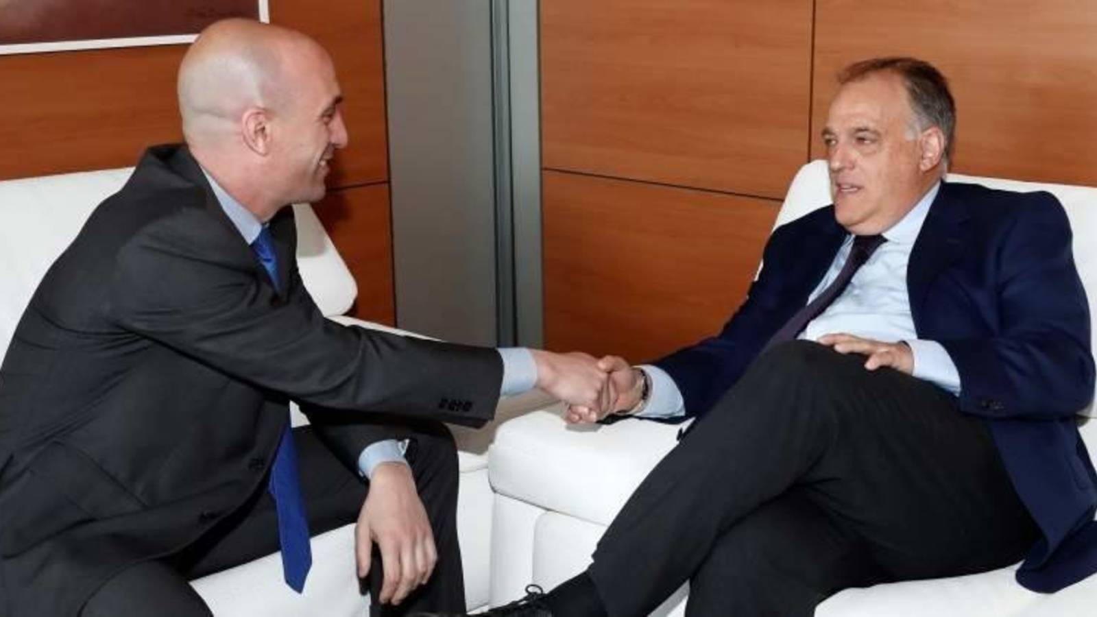 Rubiales informarà als clubs de Primera RFEF dels beneficis que els pot comportar l'acord tanca per Tebas. Rubiales informarà als clubs de Primera RFEF dels beneficis que els pot comportar l'acord tanca per Tebas.