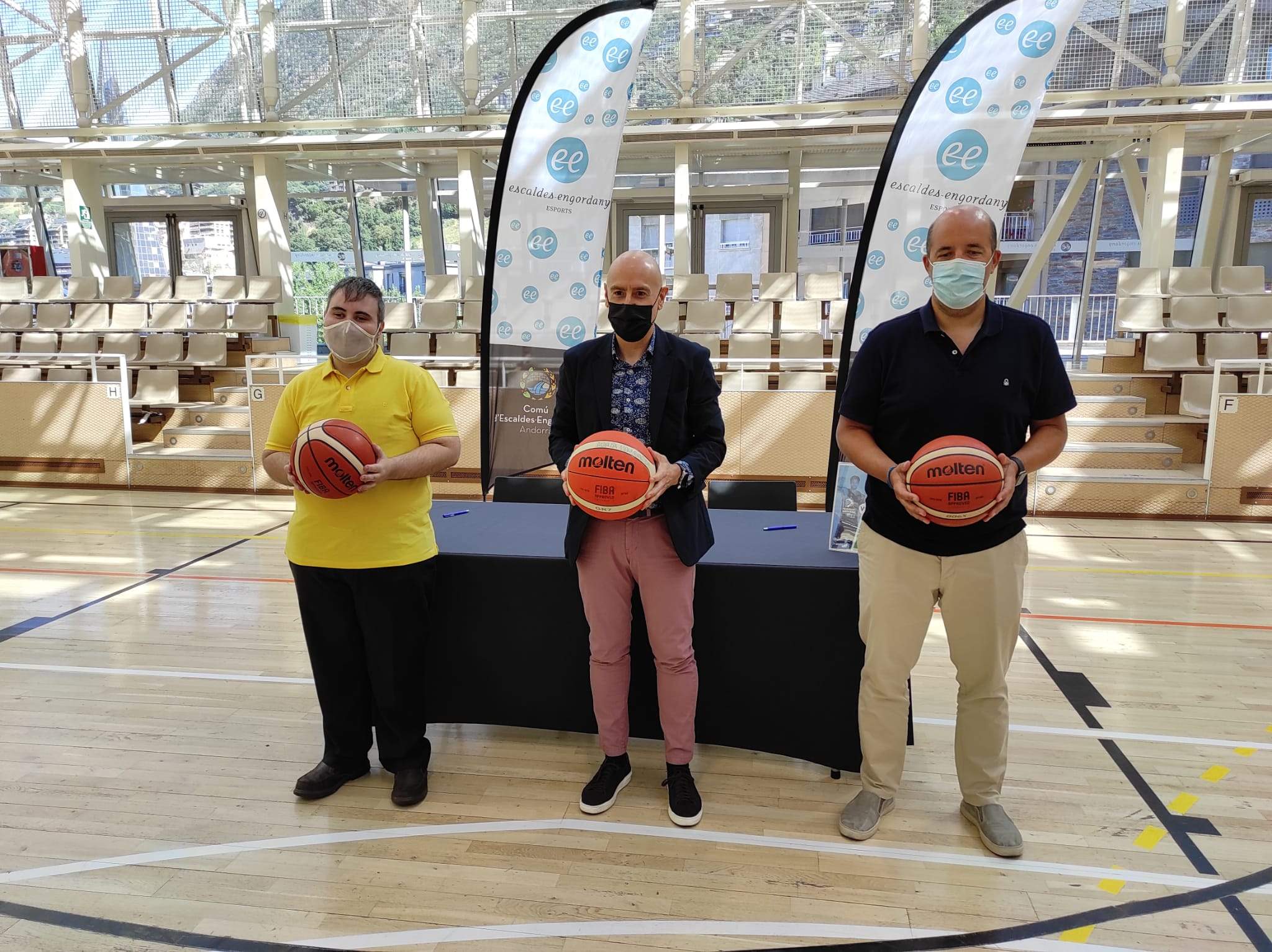 Marc Latorre, Quim Dolsa i Gorka Aixàs durant la presentació del trofeu.