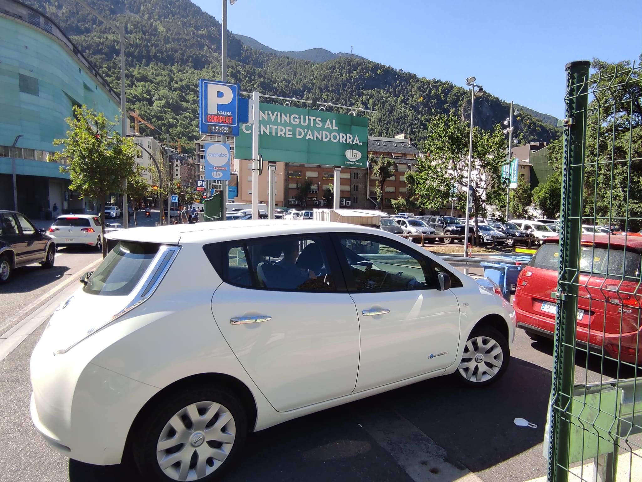 Vehicles intentant accedir a l'aparcament Valira, complet.