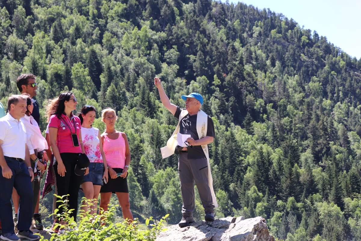 Benedicció del mossèn aquest dimarts a la Rabassa.