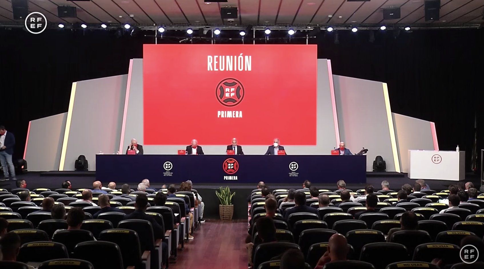 Foto d'arxiu d'una reunió entre Federació espanyola i clubs de Primera RFEF.