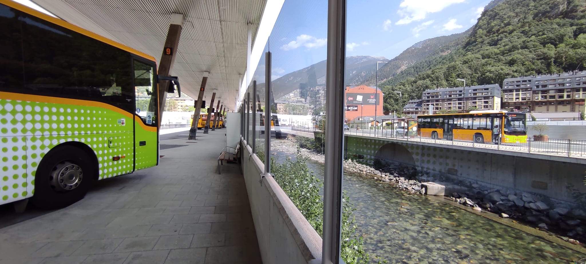 Un bus de línia regular estacionat davant de l'Estació Nacional d'Autobusos. Un bus de línia regular estacionat davant de l'Estació Nacional d'Autobusos.