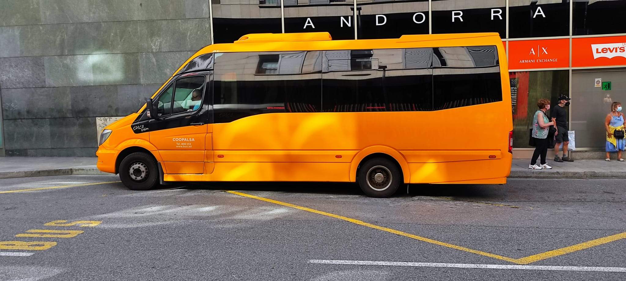 Un dels busos de línia interna.