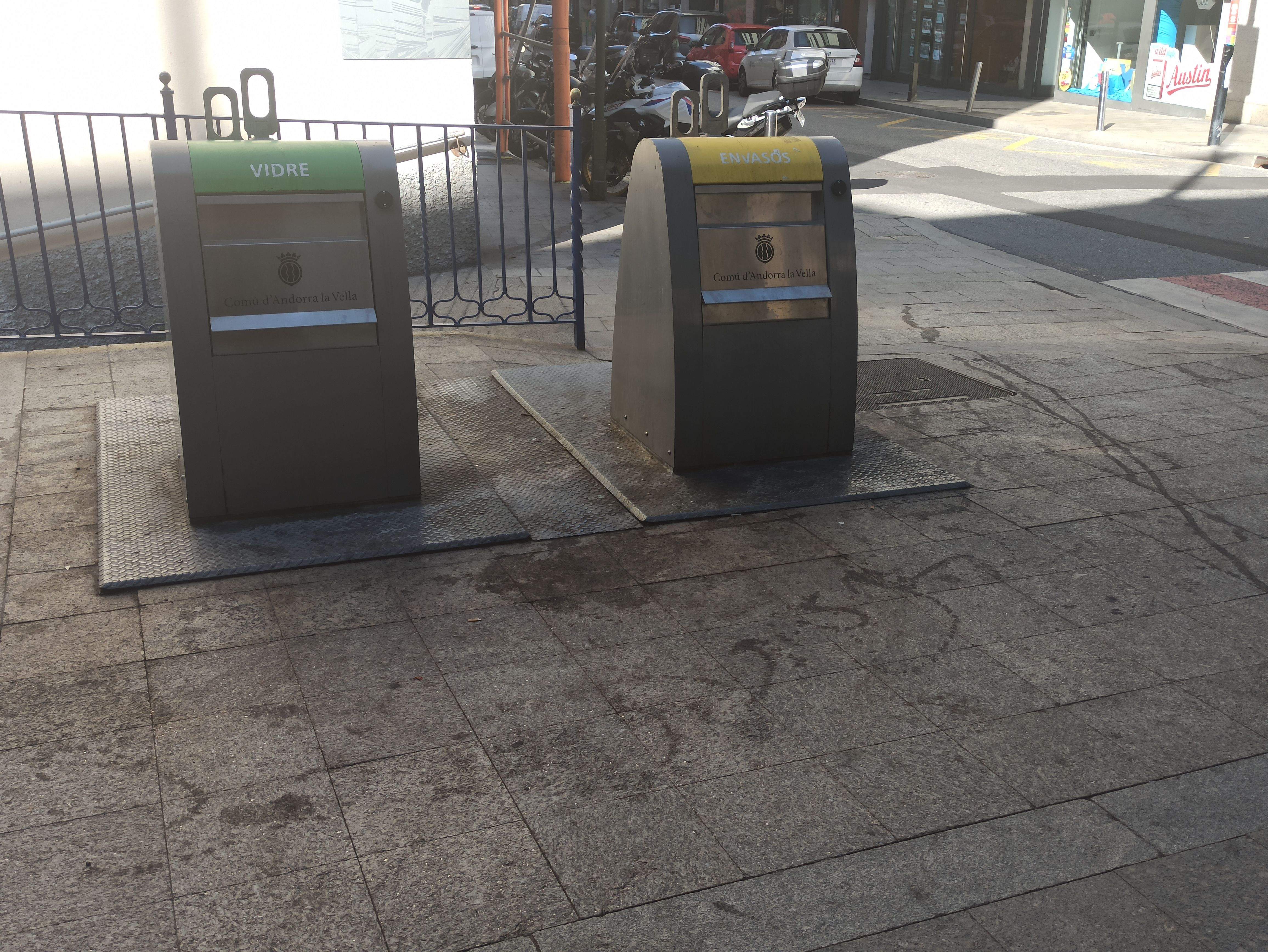 Una imatge de la brutícia acumulada als carrers d'Andorra la Vella