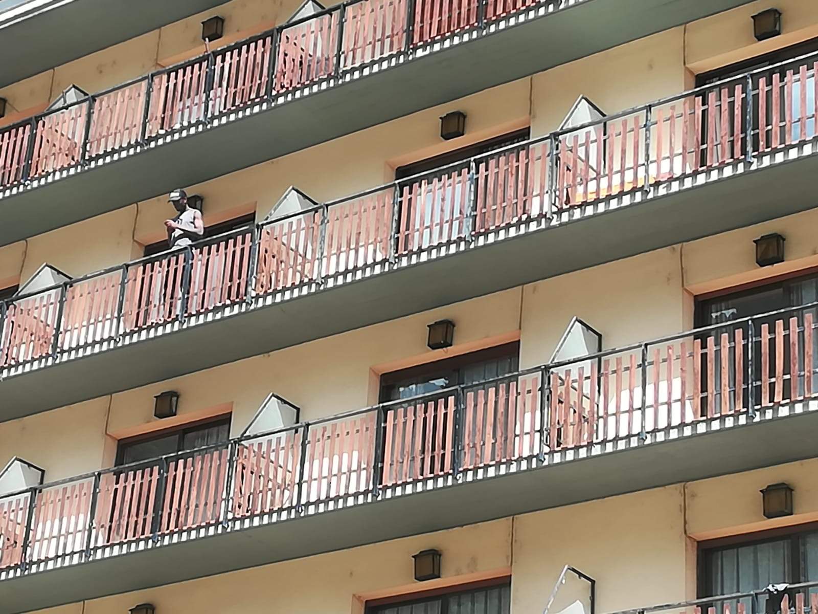 Un jugador allotjat a l'hotel consulta el seu mòbil.