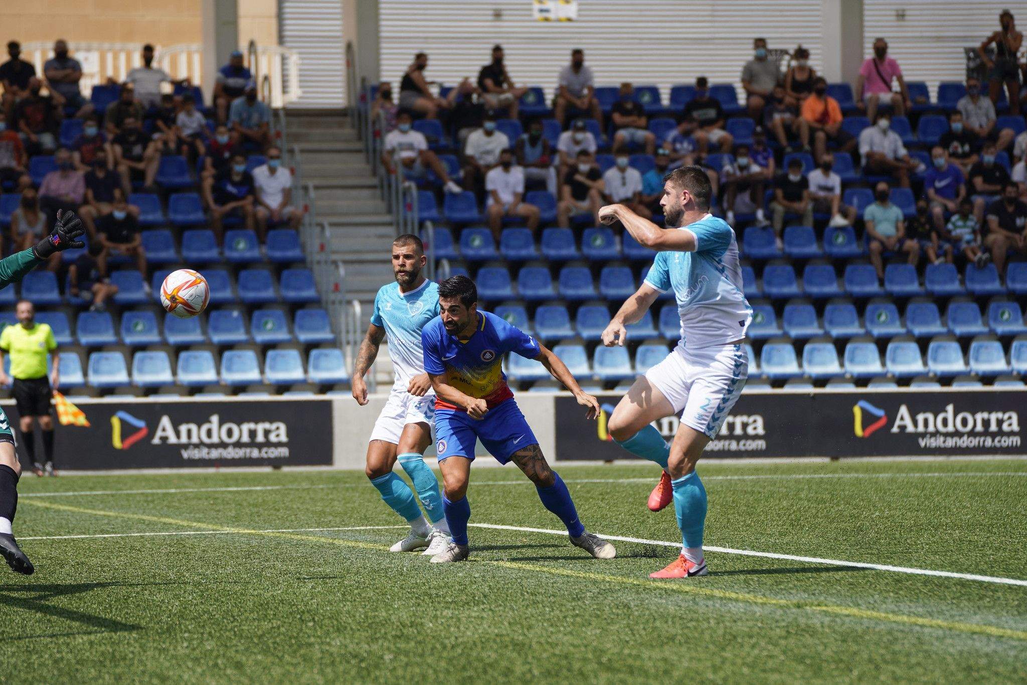 Carlos Martínez (FC Andorra) marca de cap contra l'At. Escaldes a l'Estadi Nacional amb herba artificial.