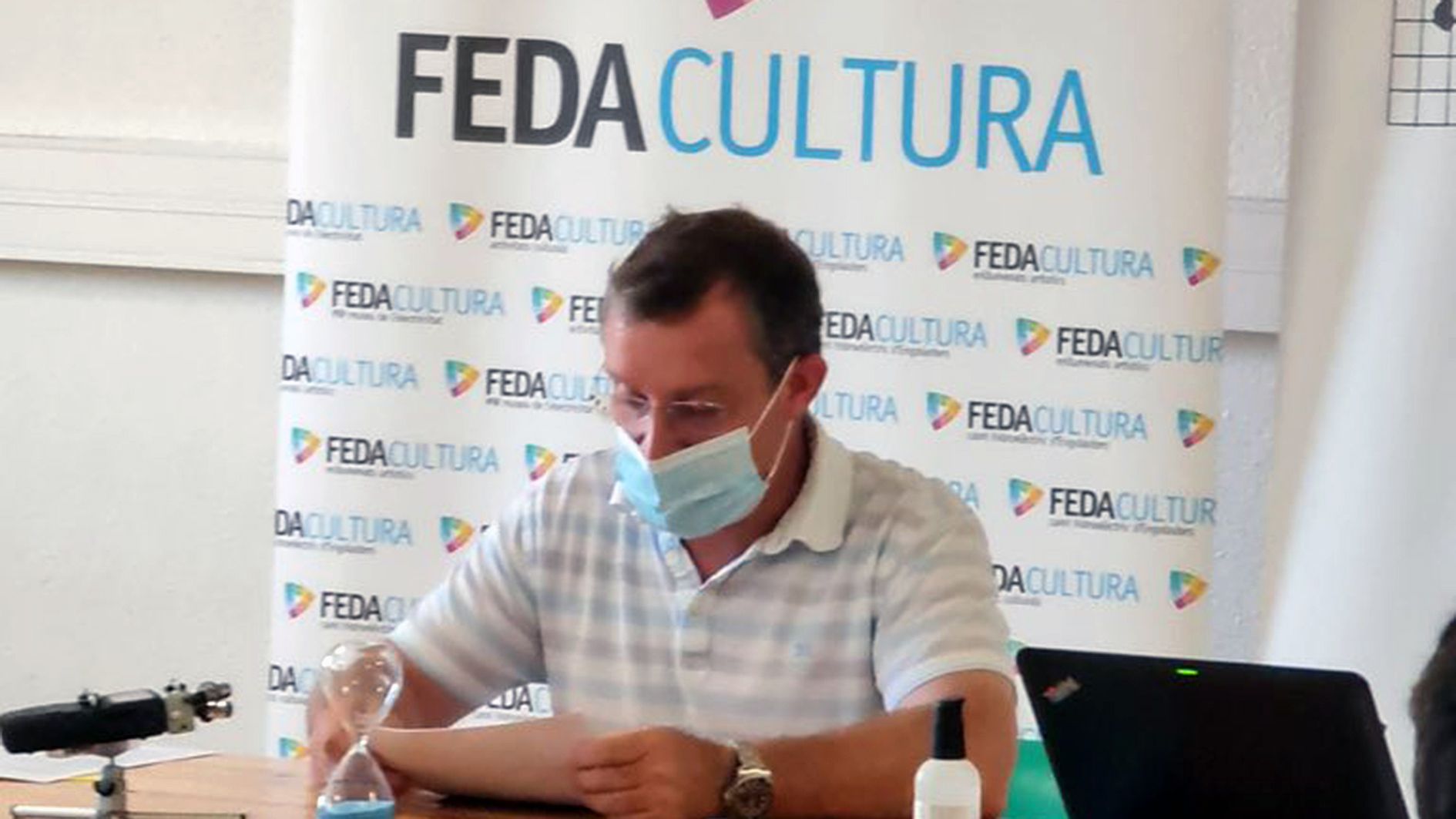 Josep Majoral durant la lectura de la seva ponència a Prada de Conflent.