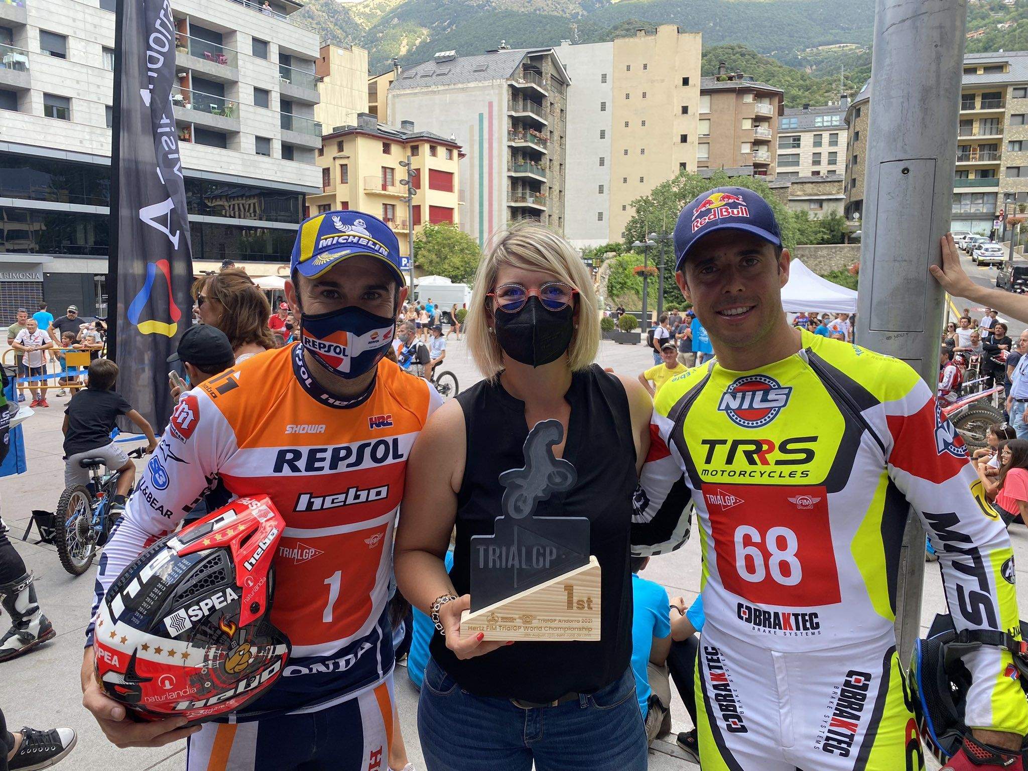 Toni Bou i Adam Raga compartint trofeu amb la consellera d'Esports laurediana Diana Sánchez.