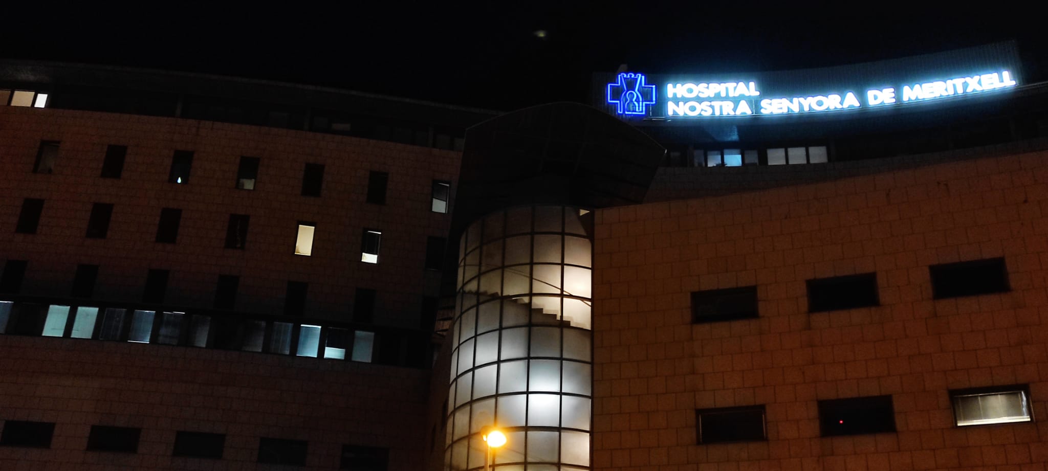 Una imatge nocturna del centre hospitalari.