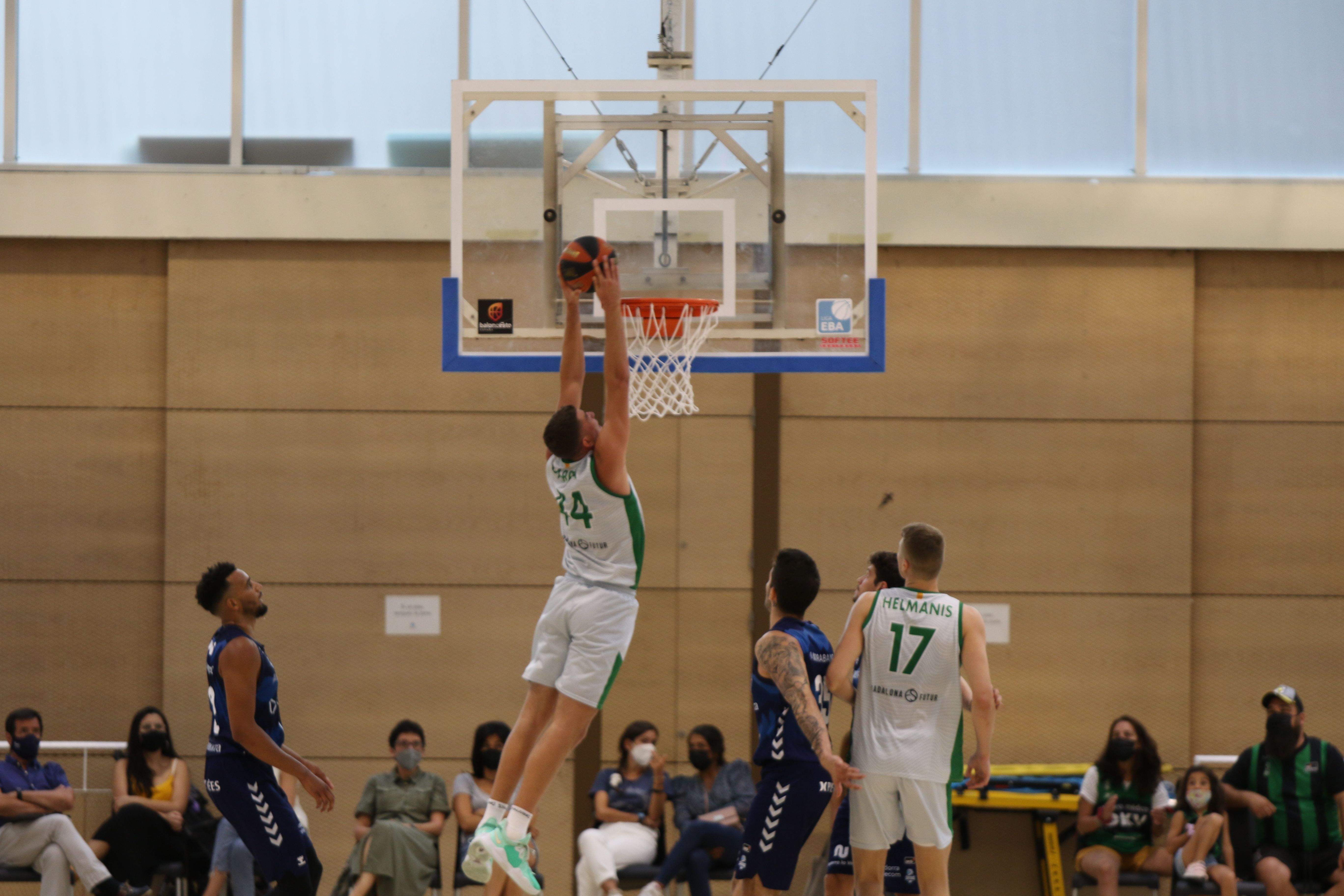 Joel Parra esmaixa la cistella.