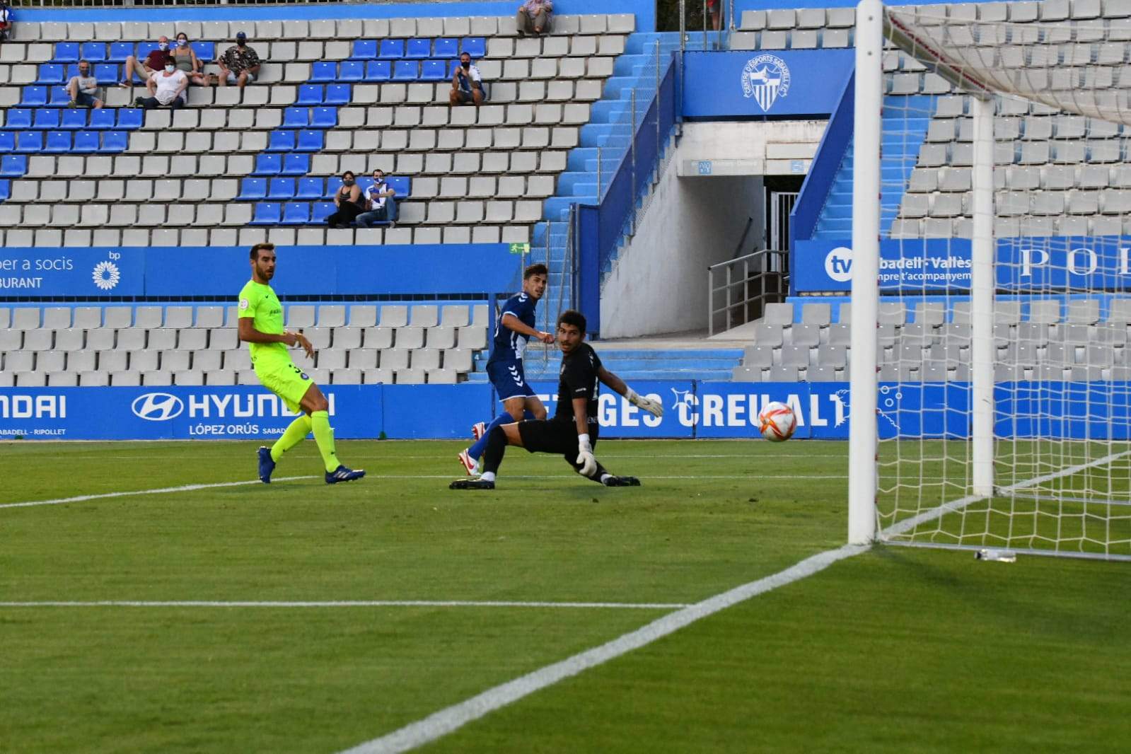 Néstor Querol supera Ratti i anota el gol de la victòria.