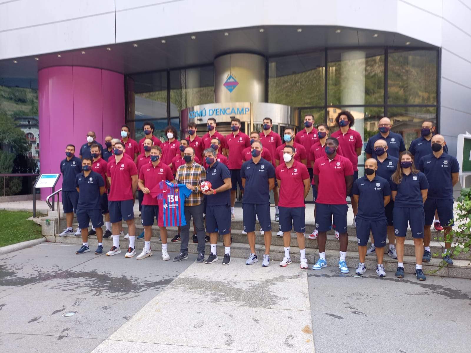 Els integrants de l'equip d'handbol del Barça a les portes del comú d'Encamp.