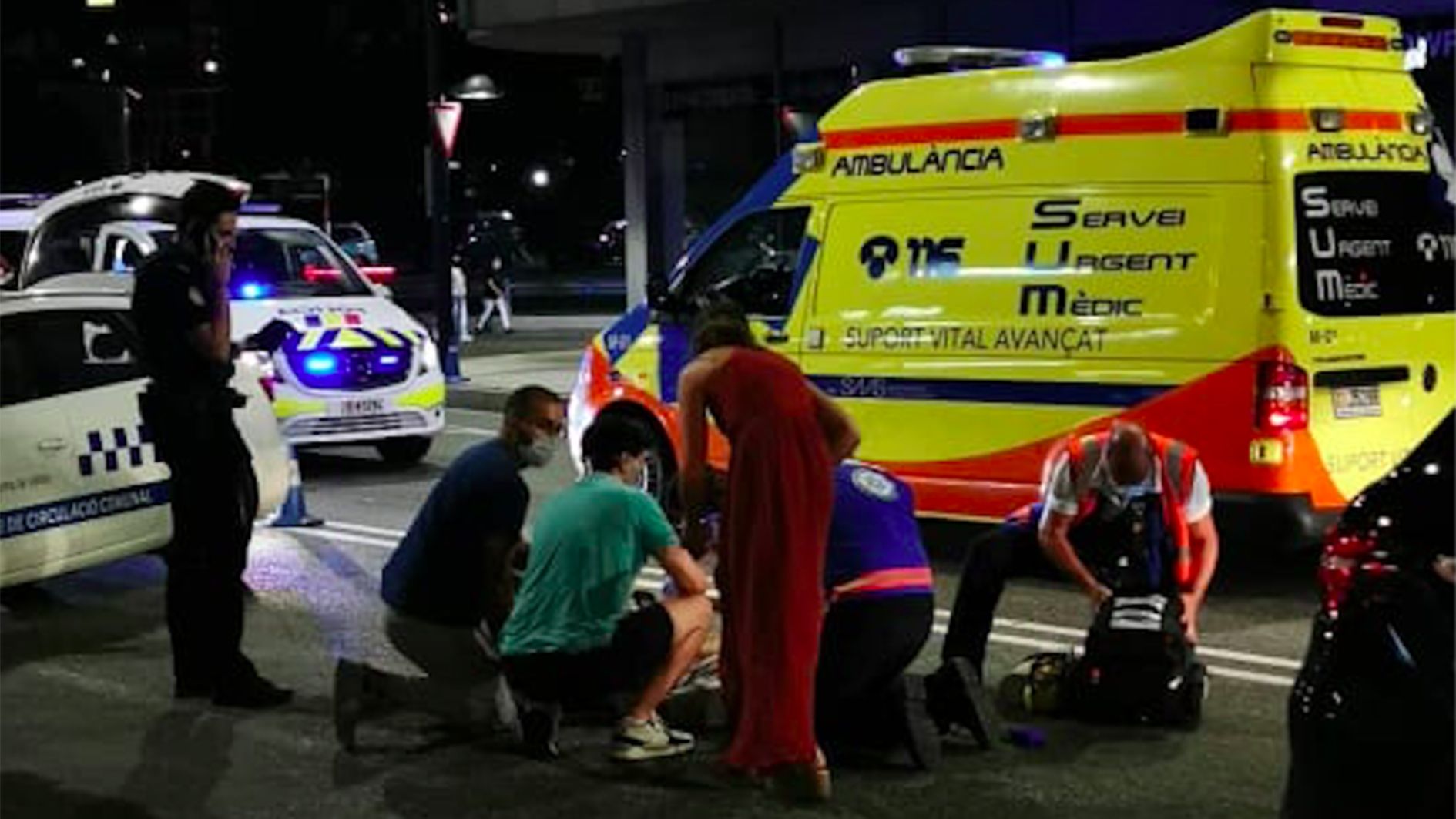Sanitaris i vianants atenent la víctima al lloc dels fets.