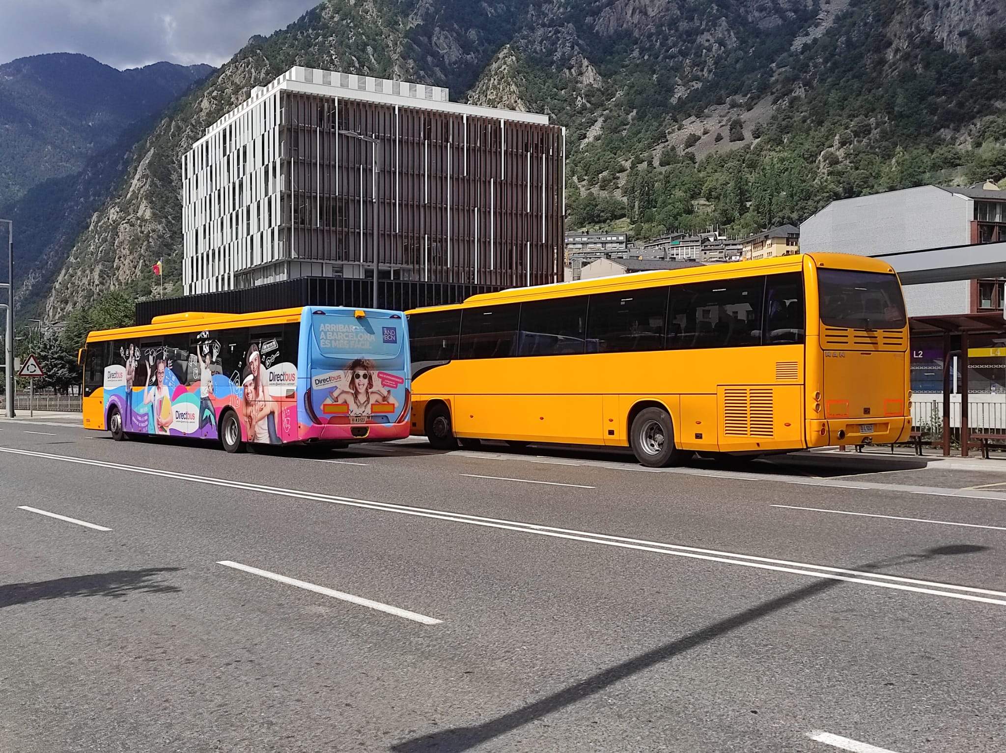 Dos autobusos a l'avinguda Tarragona.