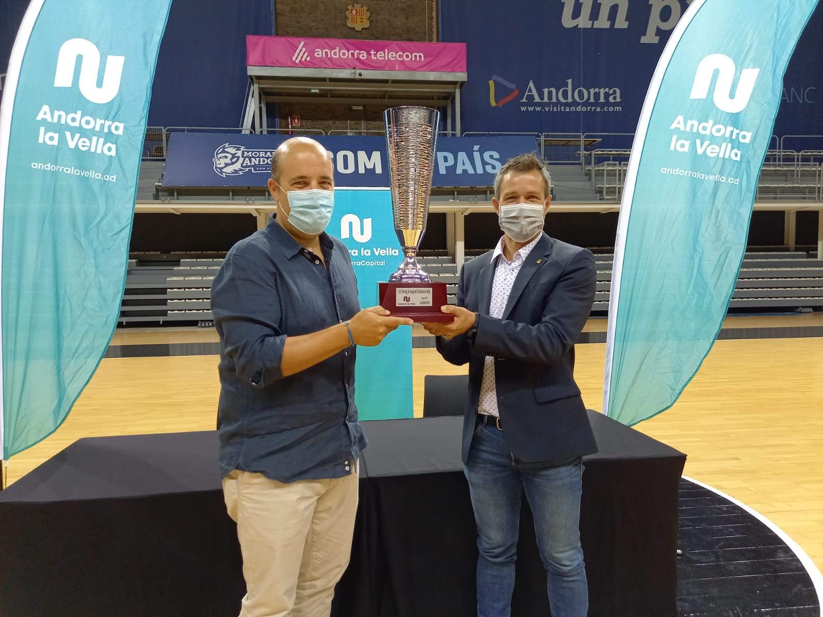 Gorka Aixàs i David Astrié amb la copa que s'endurà el guanyador del Trofeu Andorra la Vella.