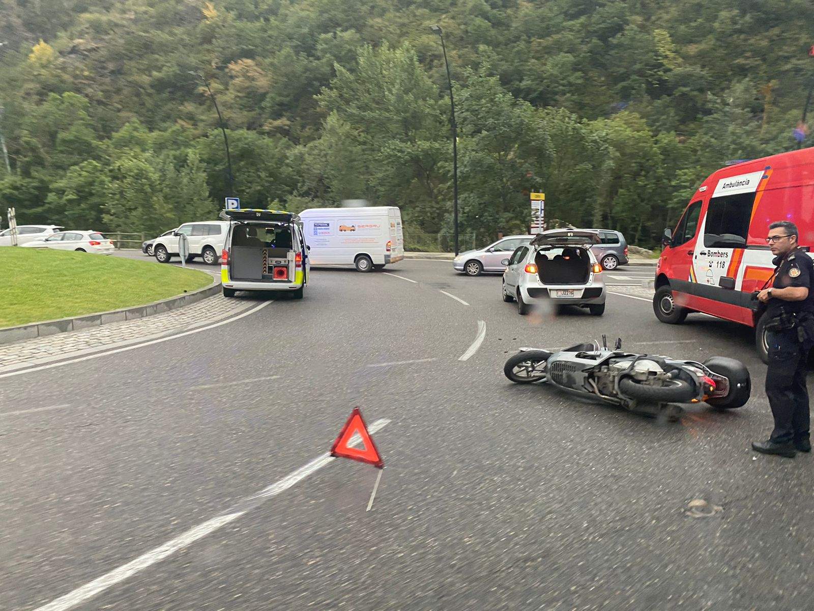 En primer terme, la motocicleta accidentada.